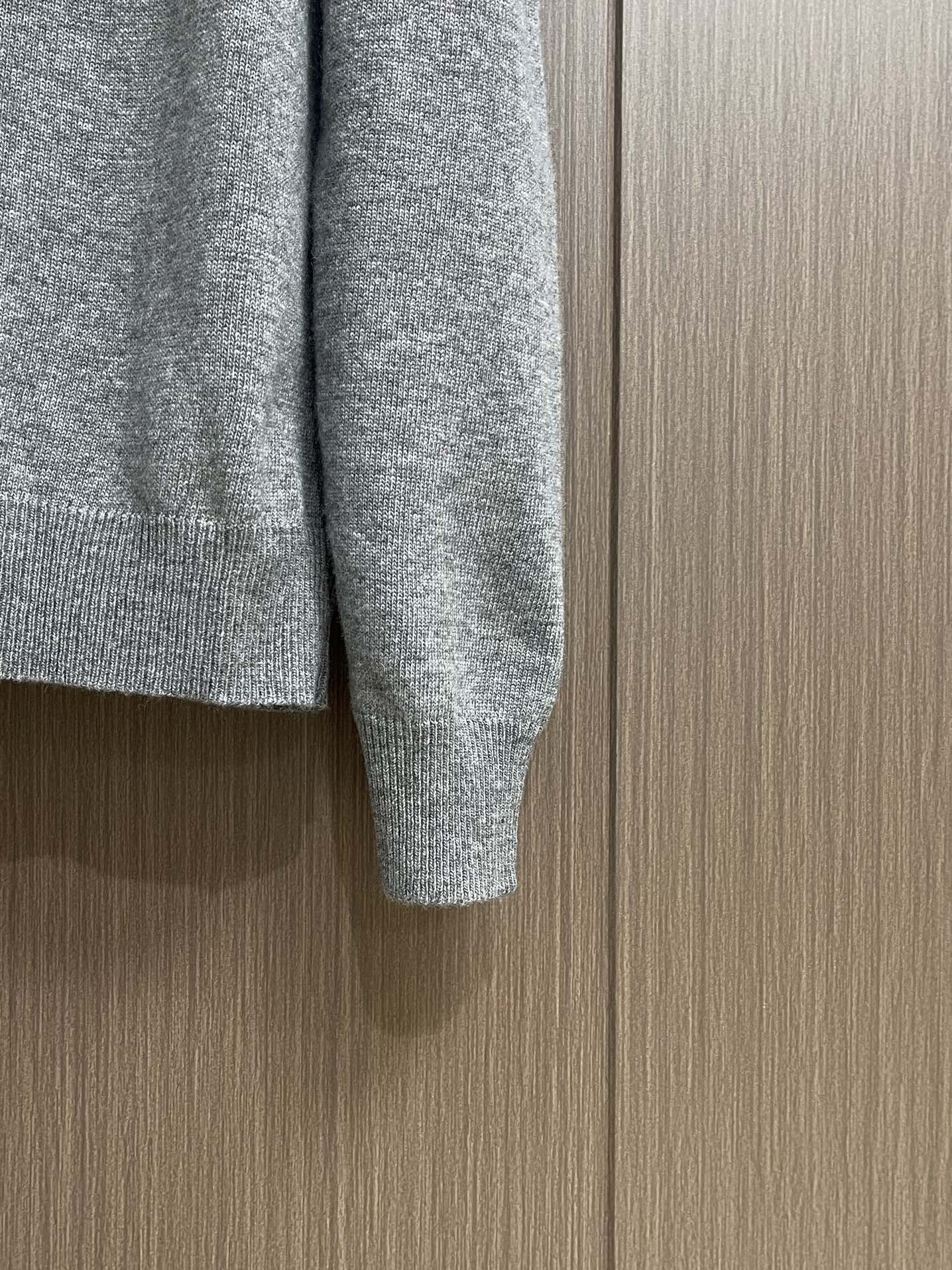 Burberry 战马刺绣半拉链高领针织毛衣，以羊绒为主体主导面料的手感、保暖性和轻盈感，同时提供无与伦