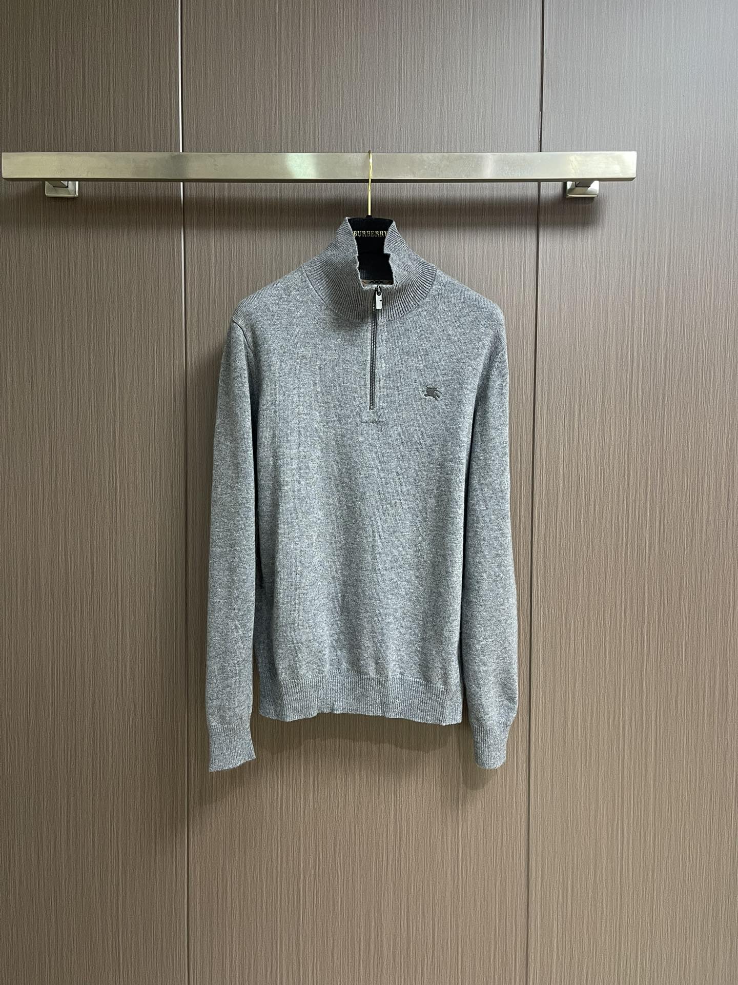 Burberry 战马刺绣半拉链高领针织毛衣，以羊绒为主体主导面料的手感、保暖性和轻盈感，同时提供无与伦