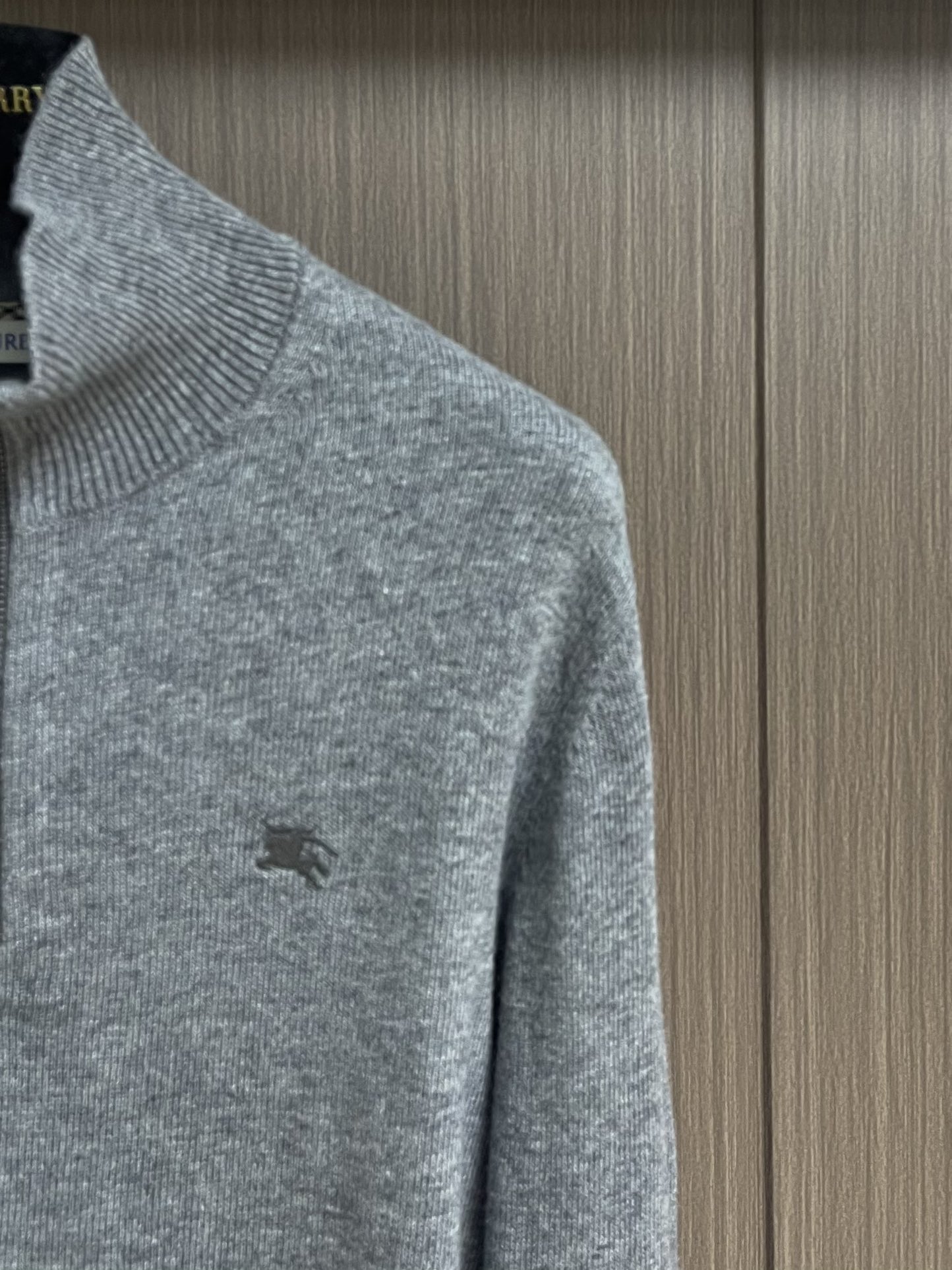 Burberry 战马刺绣半拉链高领针织毛衣，以羊绒为主体主导面料的手感、保暖性和轻盈感，同时提供无与伦