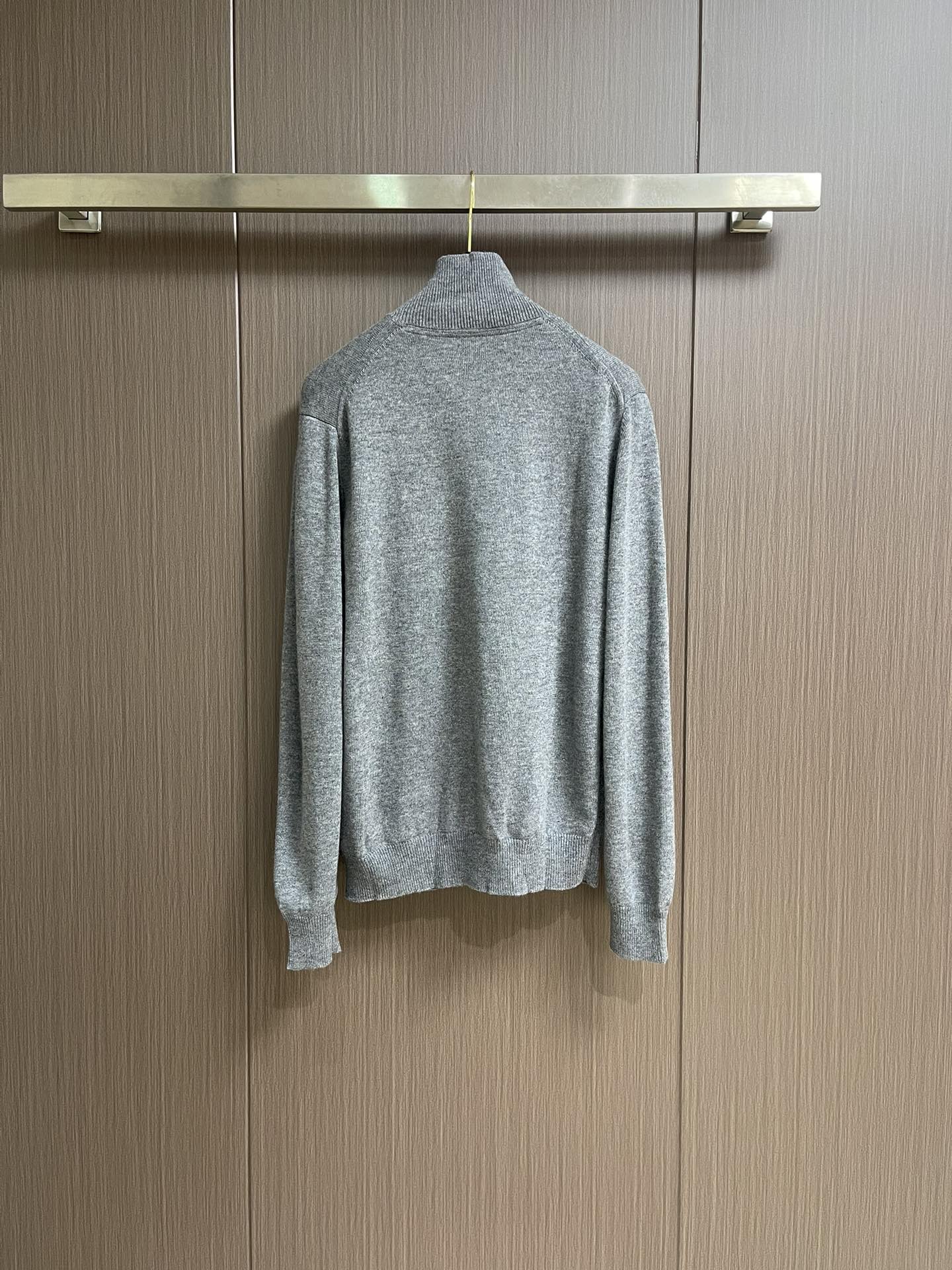 Burberry 战马刺绣半拉链高领针织毛衣，以羊绒为主体主导面料的手感、保暖性和轻盈感，同时提供无与伦