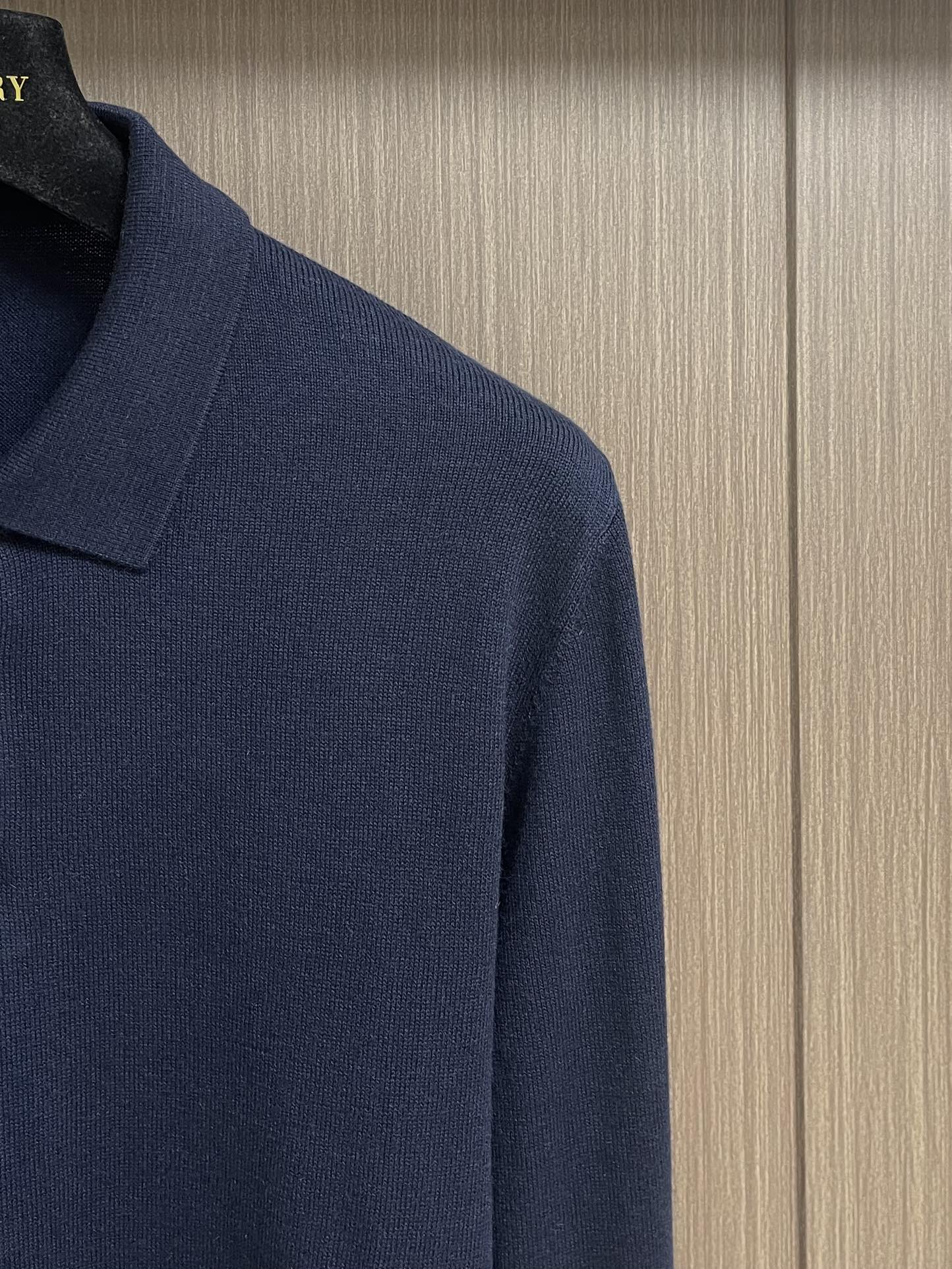 Dior 2025SS早秋新款长袖翻领POLO衫，年年经典百搭款式 合体的版型 三粒扣 袖口脚叉 扣子点