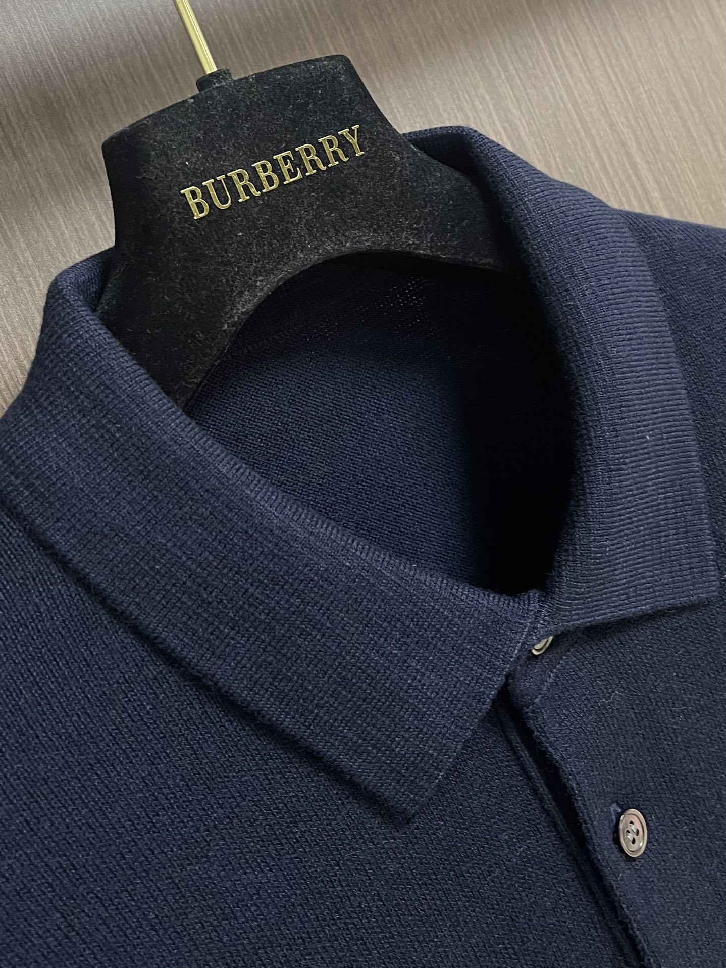 Dior 2025SS早秋新款长袖翻领POLO衫，年年经典百搭款式 合体的版型 三粒扣 袖口脚叉 扣子点