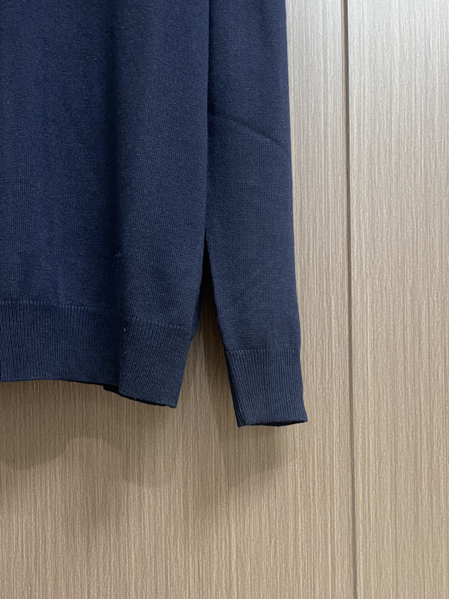 Dior 2025SS早秋新款长袖翻领POLO衫，年年经典百搭款式 合体的版型 三粒扣 袖口脚叉 扣子点