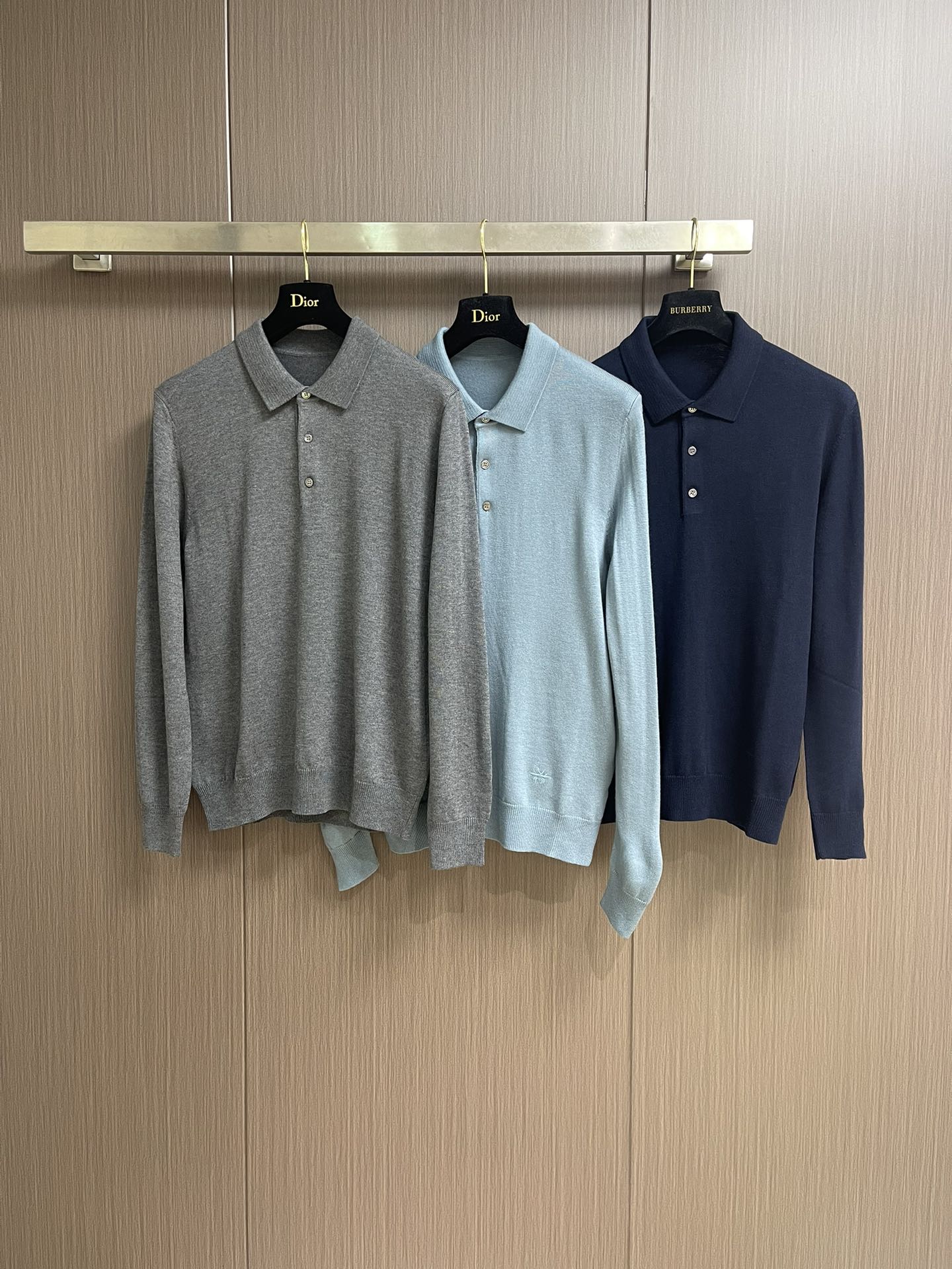 Dior 2025SS早秋新款长袖翻领POLO衫，年年经典百搭款式 合体的版型 三粒扣 袖口脚叉 扣子点