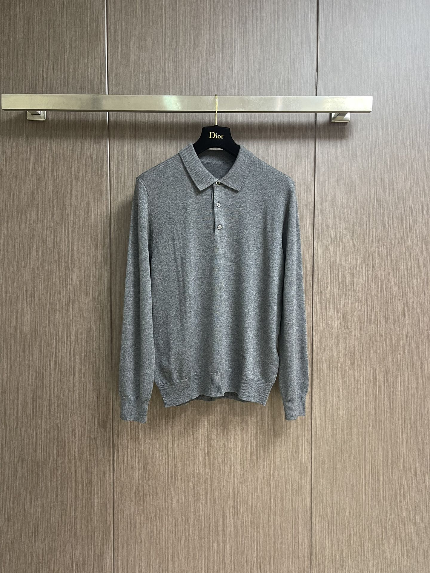 Dior 2025SS早秋新款长袖翻领POLO衫，年年经典百搭款式 合体的版型 三粒扣 袖口脚叉 扣子点