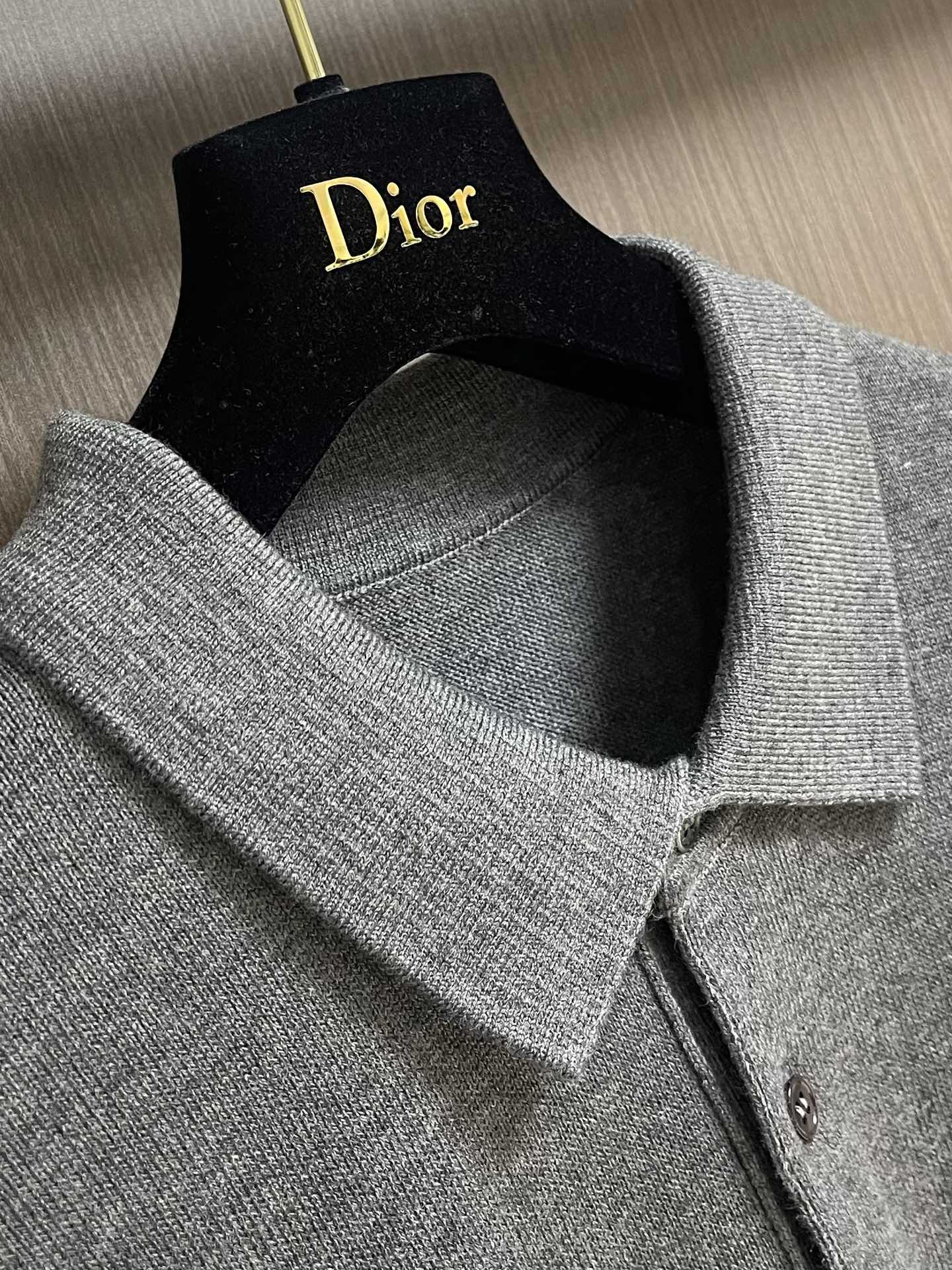 Dior 2025SS早秋新款长袖翻领POLO衫，年年经典百搭款式 合体的版型 三粒扣 袖口脚叉 扣子点