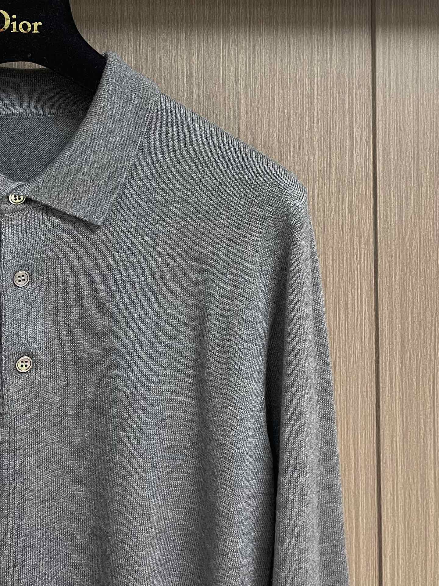 Dior 2025SS早秋新款长袖翻领POLO衫，年年经典百搭款式 合体的版型 三粒扣 袖口脚叉 扣子点