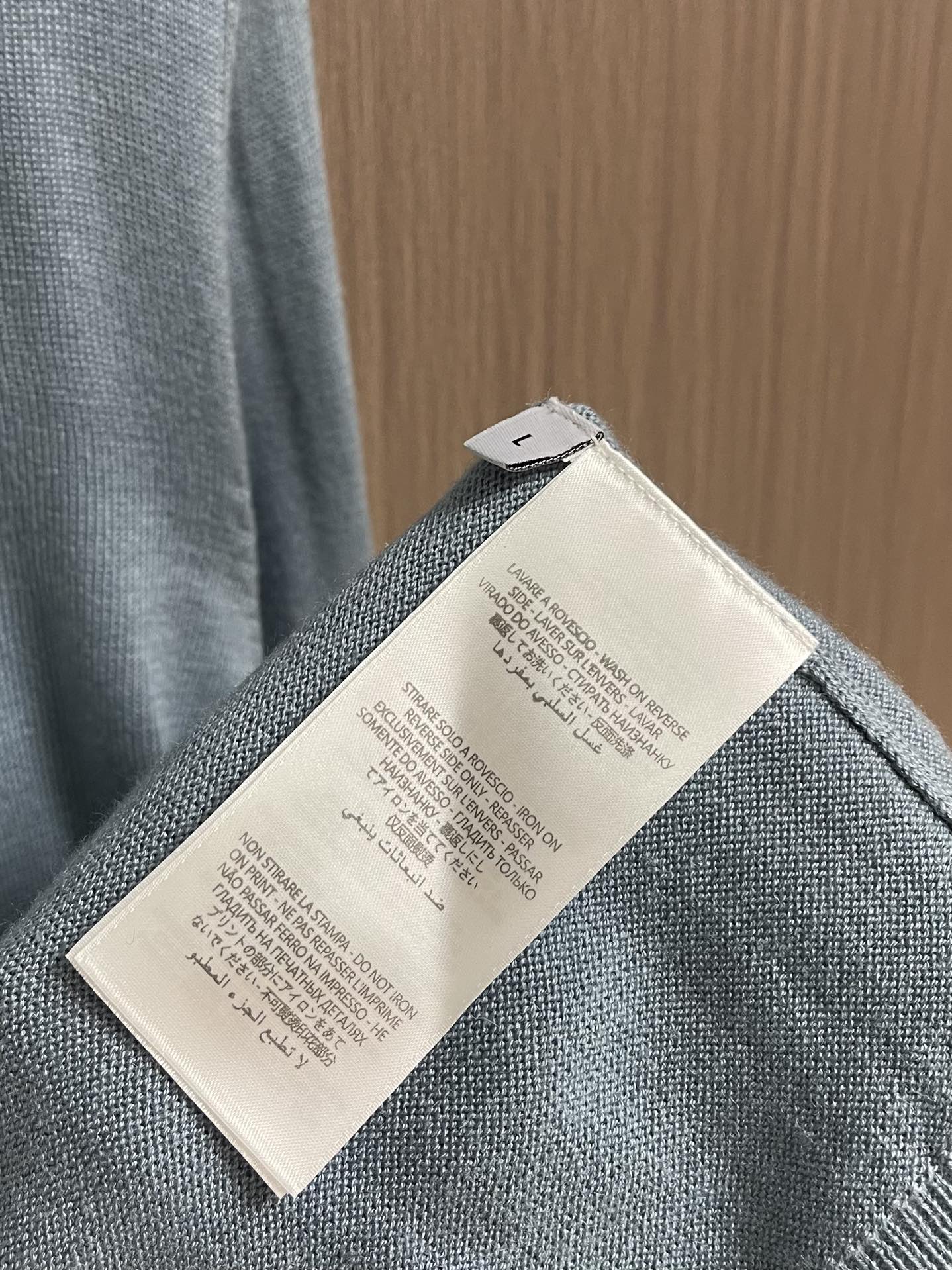 Dior 2025SS早秋新款长袖翻领POLO衫，年年经典百搭款式 合体的版型 三粒扣 袖口脚叉 扣子点