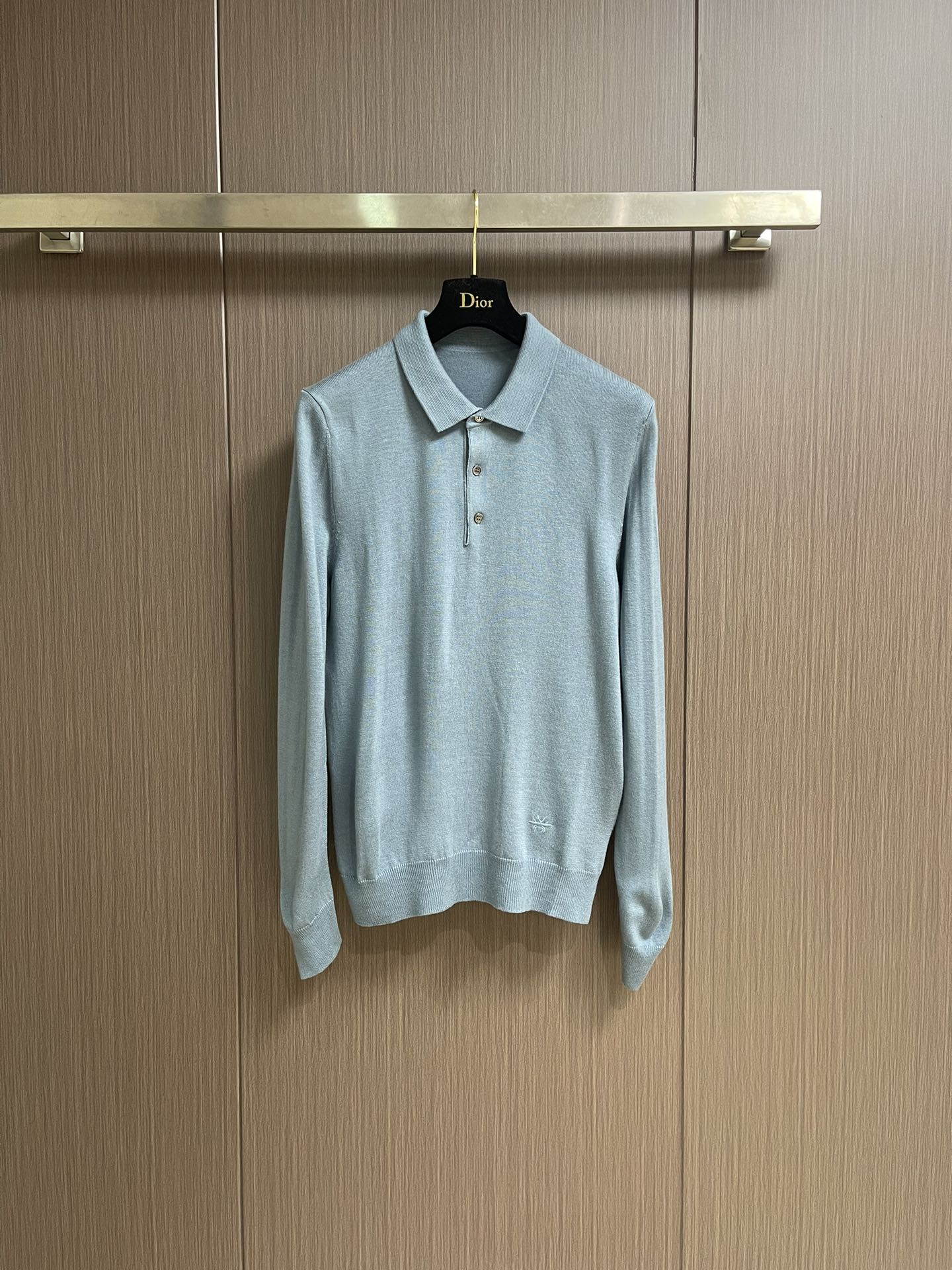 NO:537649,Dior 2025SS early autumn new long-sleeved lapel POLO shirt, classic and versatile style every year, a combination of three-button, cuff fork, button embellishment, exquisite embroidery, upright upper body, overall upper body feel will not be too tight or too loose, very friendly to the figure, wear it well and versatile, classic and out of date!  The fabric is made of wool knitted fabric and garment washing process. The upper body makes the skin more comfortable to touch the fabric.  The upper body is very high-end, skin-friendly and breathable, crisp and stylish. Orders for full-quality. Size M-3XL M-size shoulder width 41 bust 102 length 65 L-size shoulder width 42 bust 105 length 66 XL-size shoulder width 43 bust 108 length 67 2XL-slee shoulder width 45 bust 112 length 69 3XL-slee shoulder width 47 bust 116 length 71,,dior,alexander wang19860909Dior 2025SS早秋新款长袖翻领POLO衫,年年经典百搭款式 合体的版型 三粒扣 袖口脚叉 扣子点缀 品牌精致绣花 上身挺拔 整体上身感不会过紧或者过松 对身材很友好好穿又百搭经典不过时！面料采用 羊毛针织面料 成衣水洗的工艺 上身让皮肤接触面料更加舒适．上身很高档 亲肤透气,挺括有型 全品相的订单.尺码M-3XL M码肩宽41 胸围102 衣长65 L码肩宽42胸围105 衣长66 XL码肩宽43 胸围108 衣长67 2XL肩宽45 胸围112衣长69 3XL肩宽47 胸围116衣长71,,dior,alexander wang,Men's clothing
