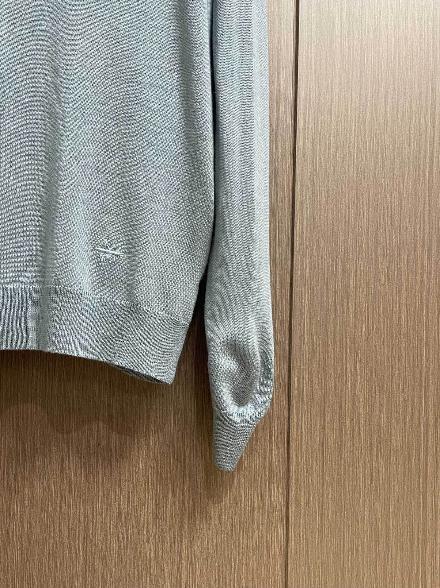 Dior 2025SS早秋新款长袖翻领POLO衫，年年经典百搭款式 合体的版型 三粒扣 袖口脚叉 扣子点