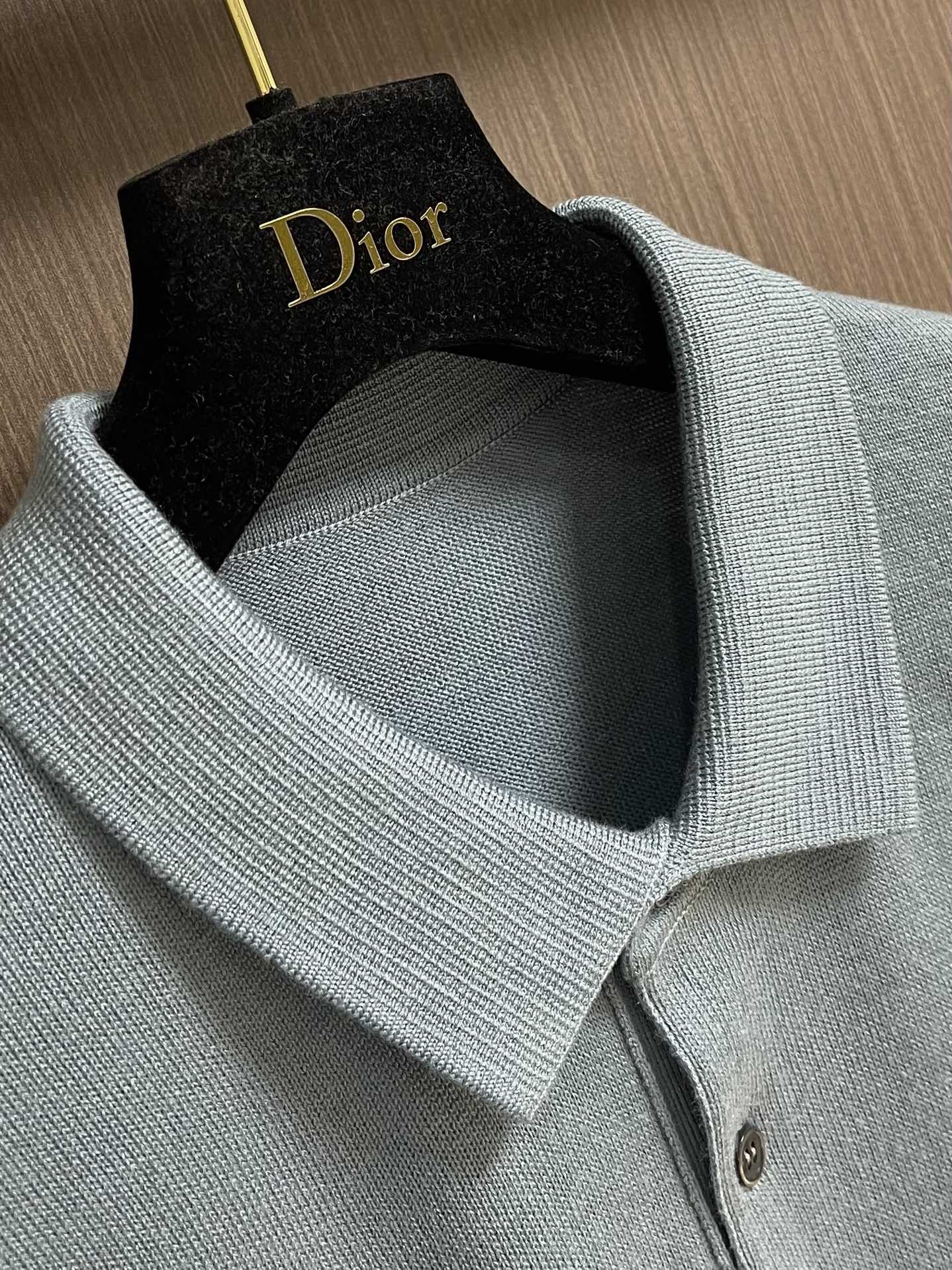 Dior 2025SS早秋新款长袖翻领POLO衫，年年经典百搭款式 合体的版型 三粒扣 袖口脚叉 扣子点