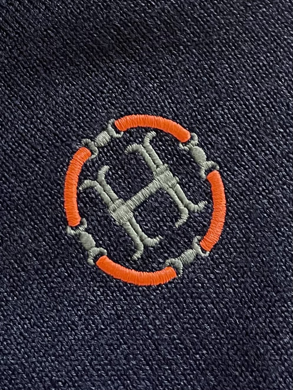 Hermes 2025SS秋冬新款圆领针织毛衣。毛织手感柔软舒适，可直接接触皮肤穿着。领口袖子订织罗纹，