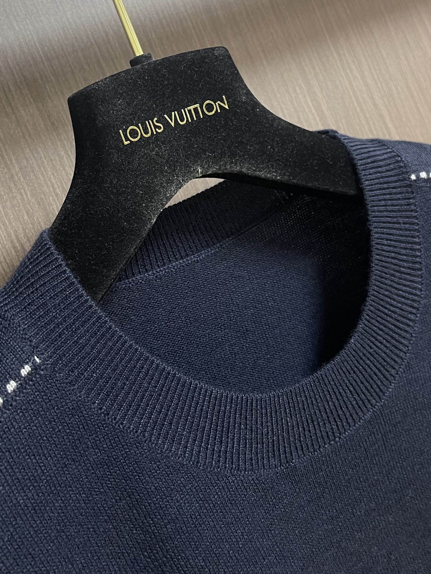 Hermes 2025SS秋冬新款圆领针织毛衣。毛织手感柔软舒适，可直接接触皮肤穿着。领口袖子订织罗纹，