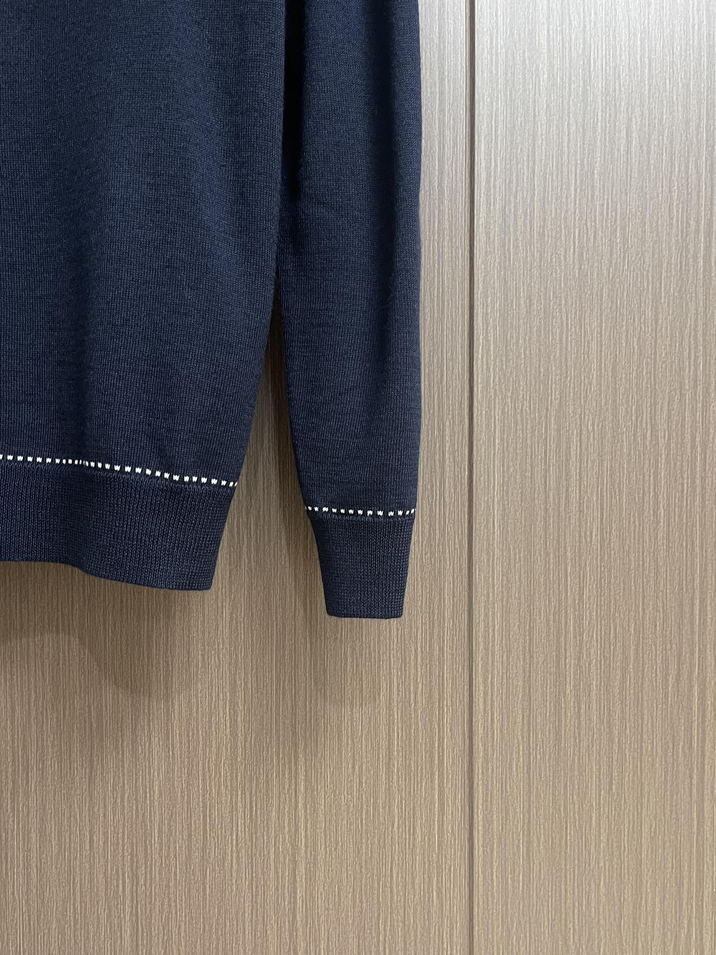 Hermes 2025SS秋冬新款圆领针织毛衣。毛织手感柔软舒适，可直接接触皮肤穿着。领口袖子订织罗纹，