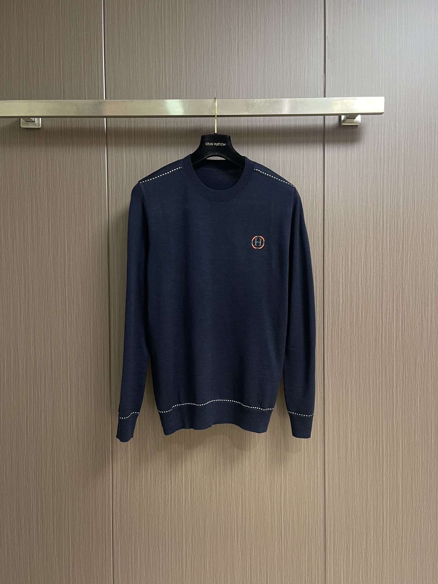 Hermes 2025SS秋冬新款圆领针织毛衣。毛织手感柔软舒适，可直接接触皮肤穿着。领口袖子订织罗纹，