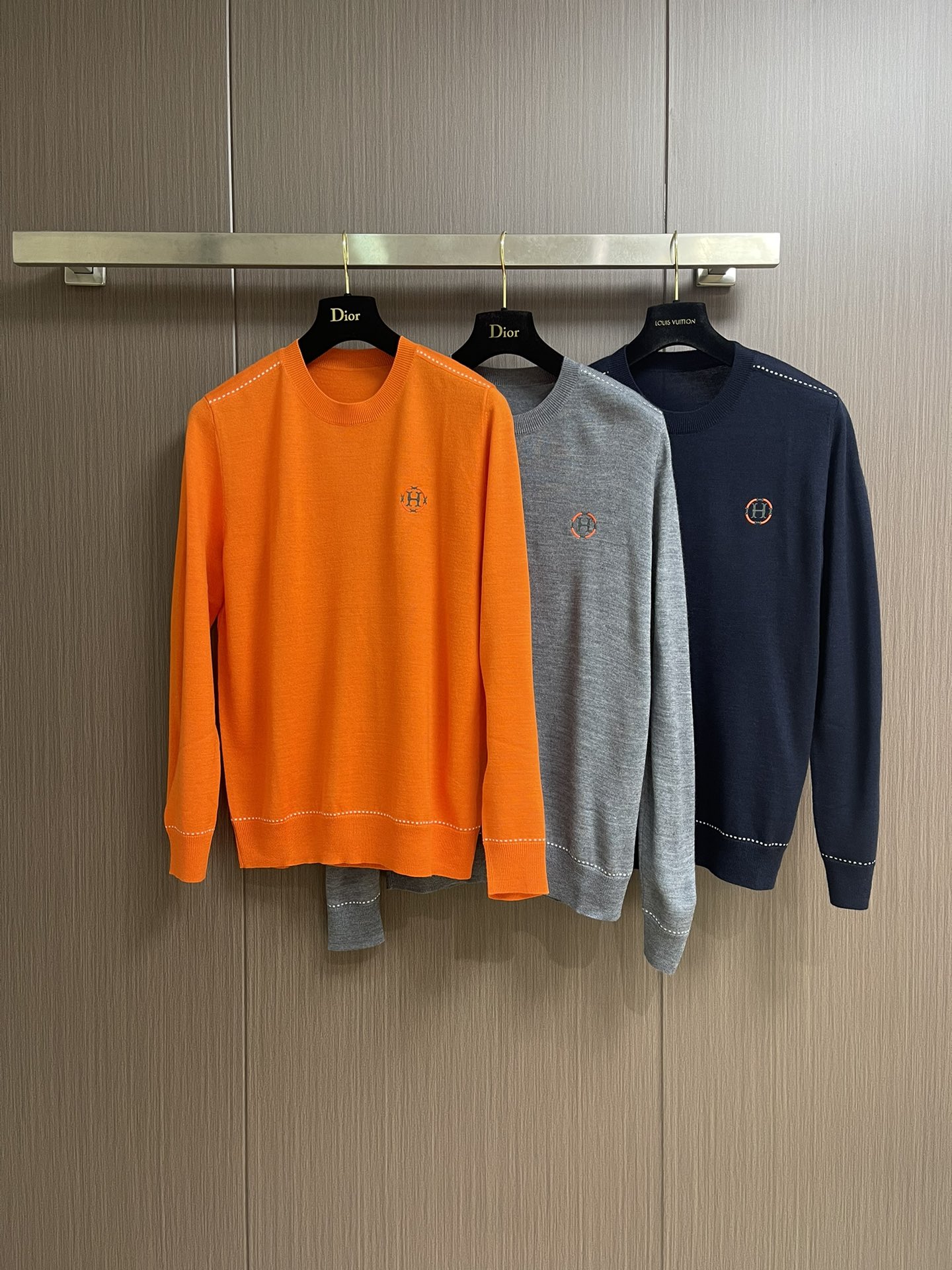 Hermes 2025SS秋冬新款圆领针织毛衣。毛织手感柔软舒适，可直接接触皮肤穿着。领口袖子订织罗纹，