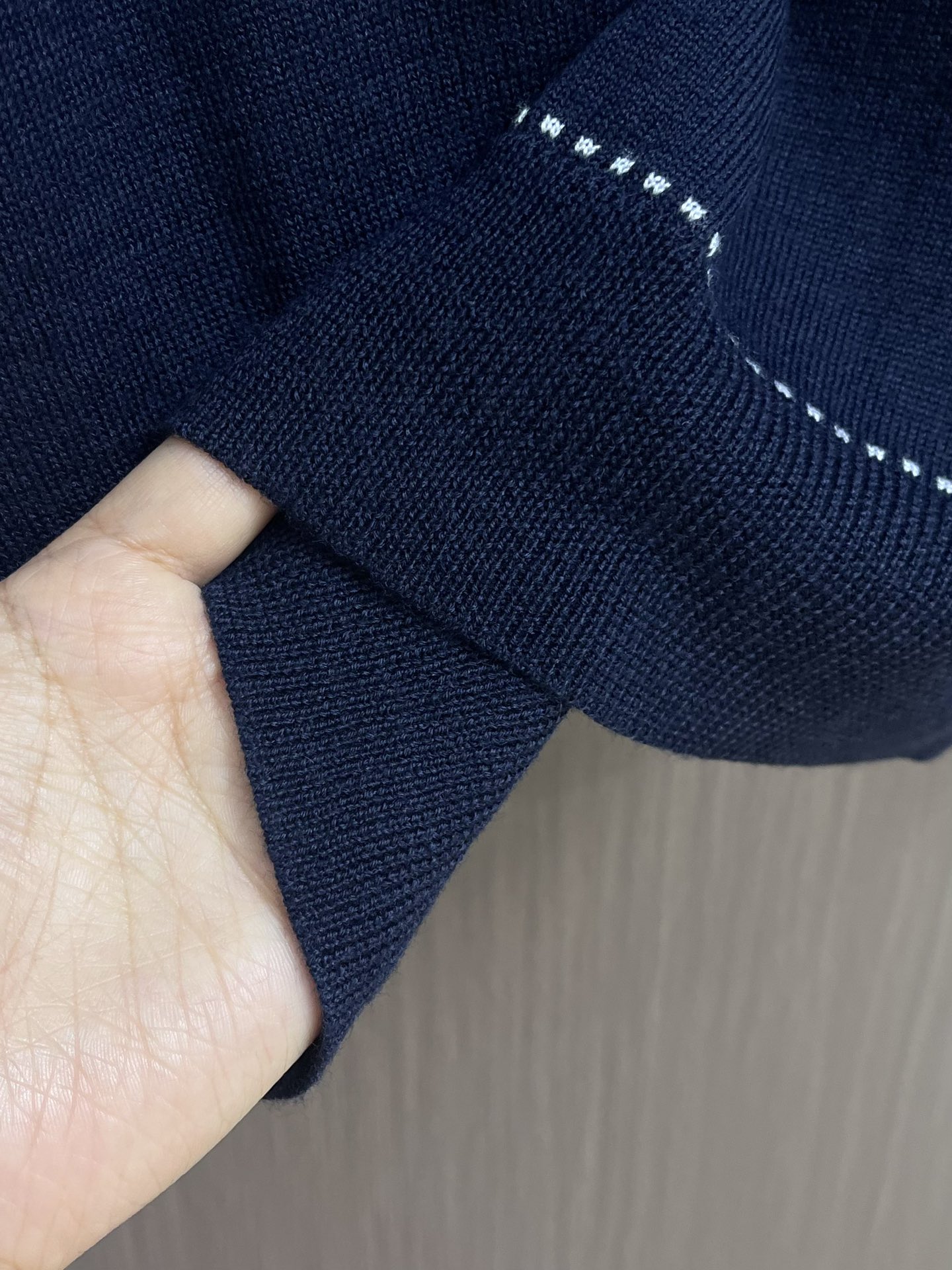 Hermes 2025SS秋冬新款圆领针织毛衣。毛织手感柔软舒适，可直接接触皮肤穿着。领口袖子订织罗纹，