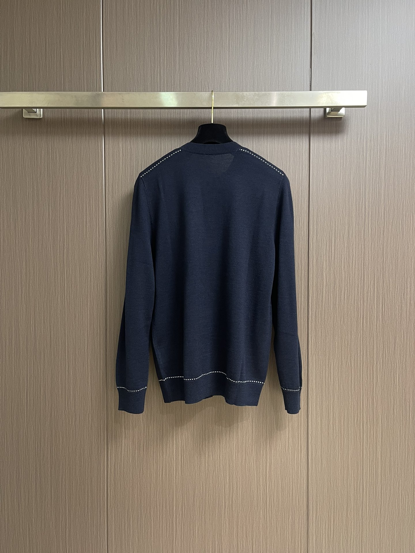 Hermes 2025SS秋冬新款圆领针织毛衣。毛织手感柔软舒适，可直接接触皮肤穿着。领口袖子订织罗纹，