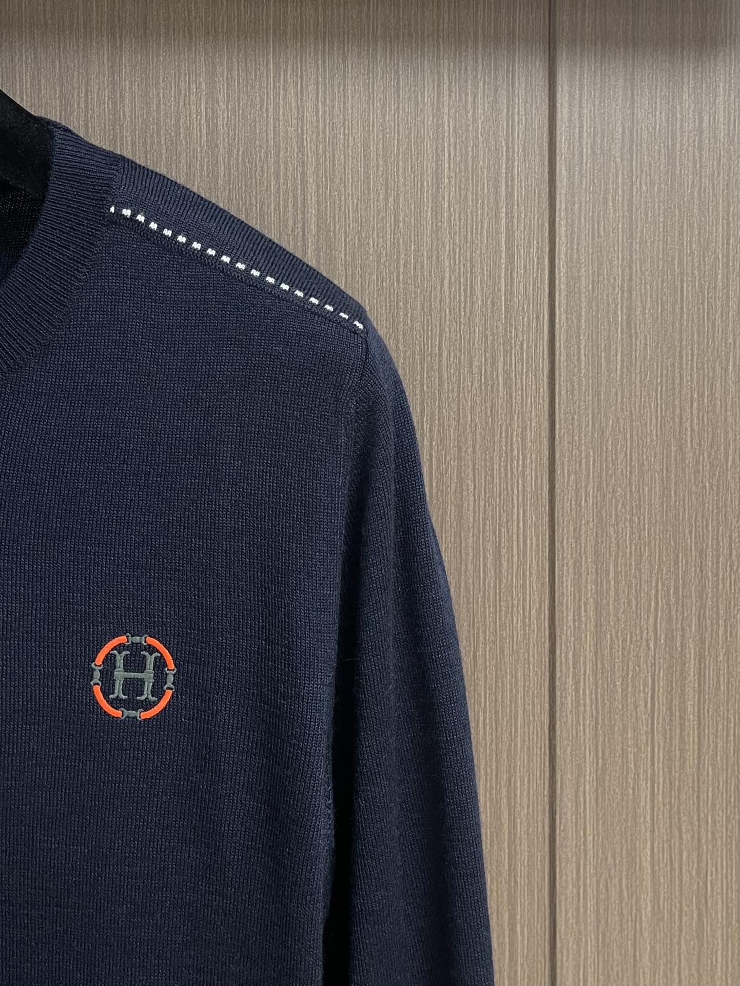 Hermes 2025SS秋冬新款圆领针织毛衣。毛织手感柔软舒适，可直接接触皮肤穿着。领口袖子订织罗纹，