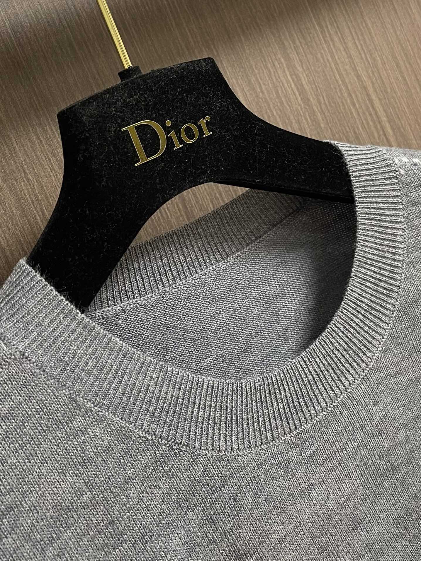 Hermes 2025SS秋冬新款圆领针织毛衣。毛织手感柔软舒适，可直接接触皮肤穿着。领口袖子订织罗纹，