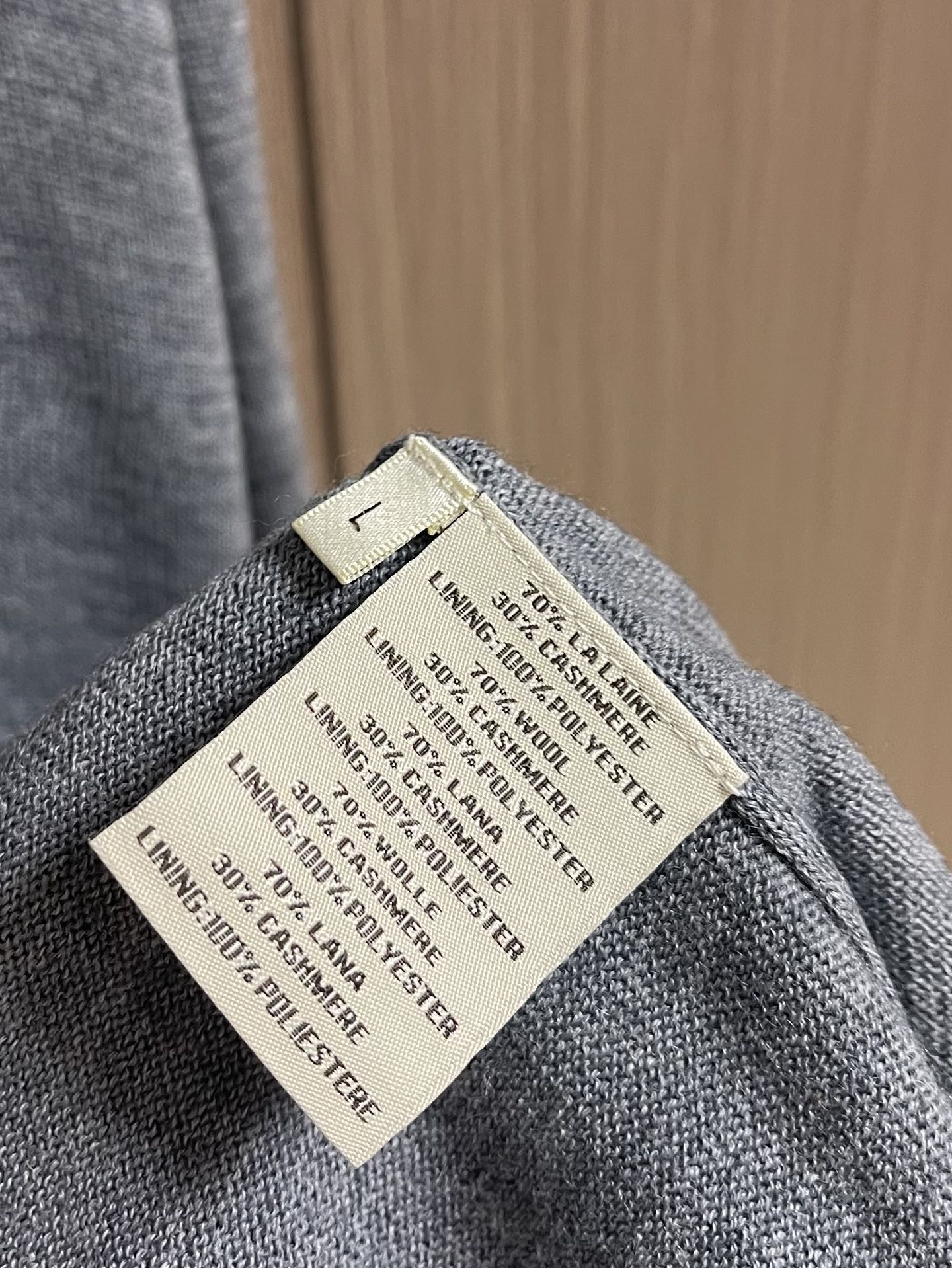 Hermes 2025SS秋冬新款圆领针织毛衣。毛织手感柔软舒适，可直接接触皮肤穿着。领口袖子订织罗纹，