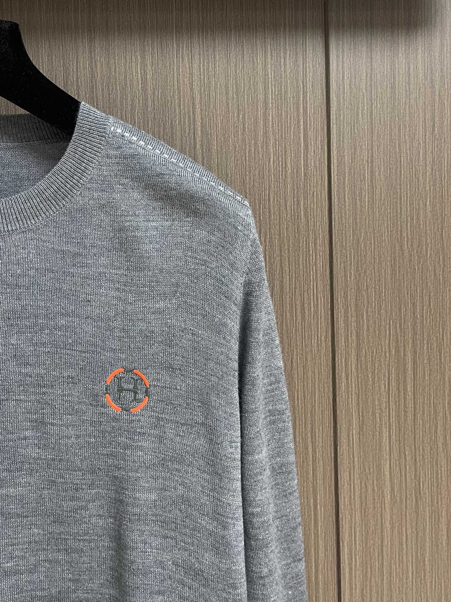 Hermes 2025SS秋冬新款圆领针织毛衣。毛织手感柔软舒适，可直接接触皮肤穿着。领口袖子订织罗纹，