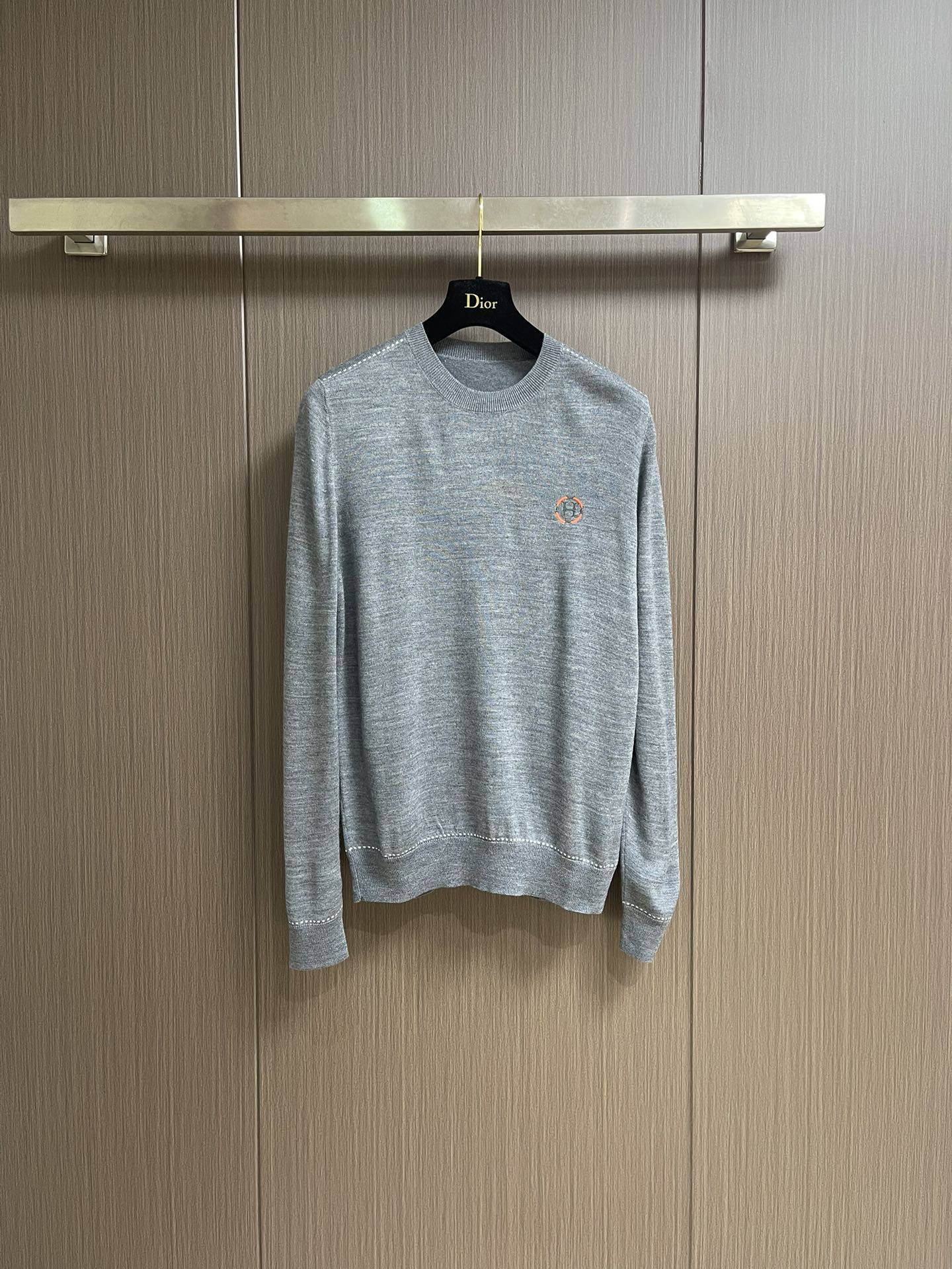 Hermes 2025SS秋冬新款圆领针织毛衣。毛织手感柔软舒适，可直接接触皮肤穿着。领口袖子订织罗纹，