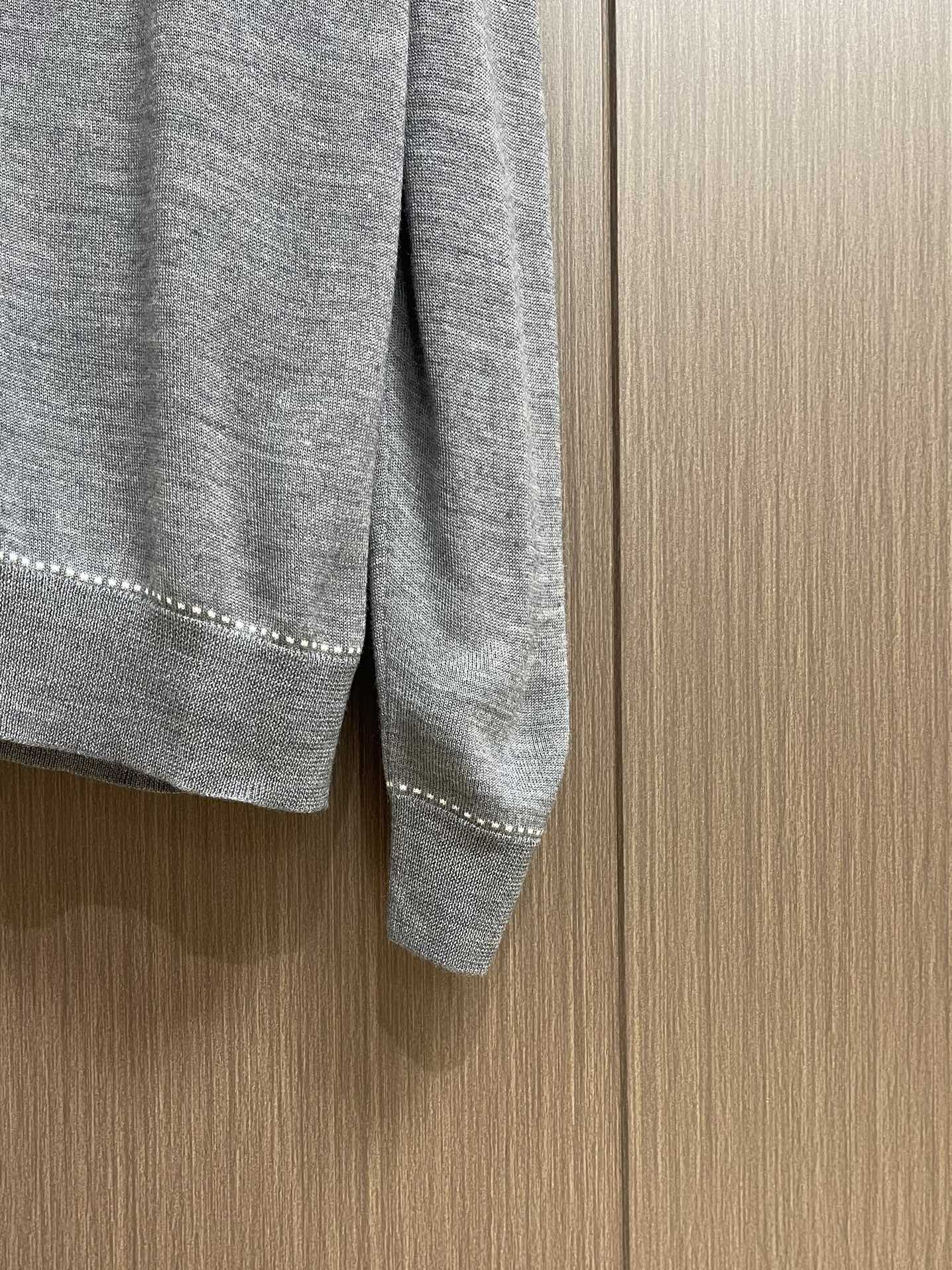 Hermes 2025SS秋冬新款圆领针织毛衣。毛织手感柔软舒适，可直接接触皮肤穿着。领口袖子订织罗纹，