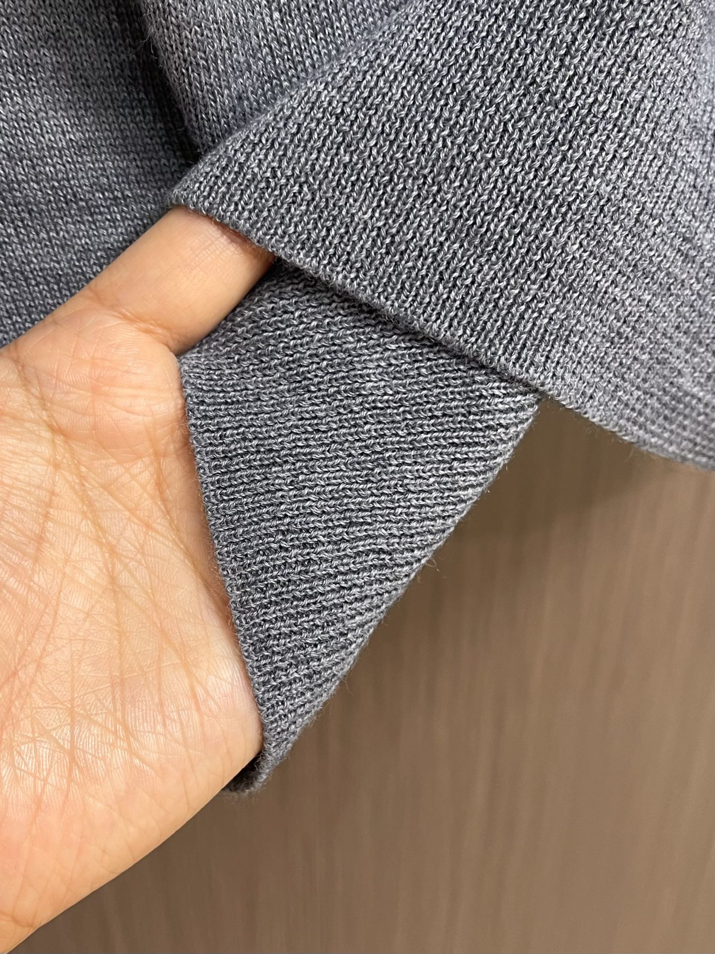 Hermes 2025SS秋冬新款圆领针织毛衣。毛织手感柔软舒适，可直接接触皮肤穿着。领口袖子订织罗纹，