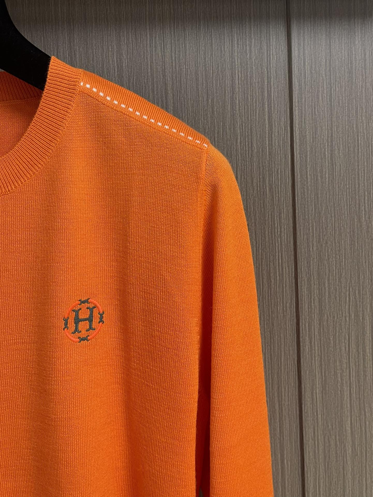 Hermes 2025SS秋冬新款圆领针织毛衣。毛织手感柔软舒适，可直接接触皮肤穿着。领口袖子订织罗纹，