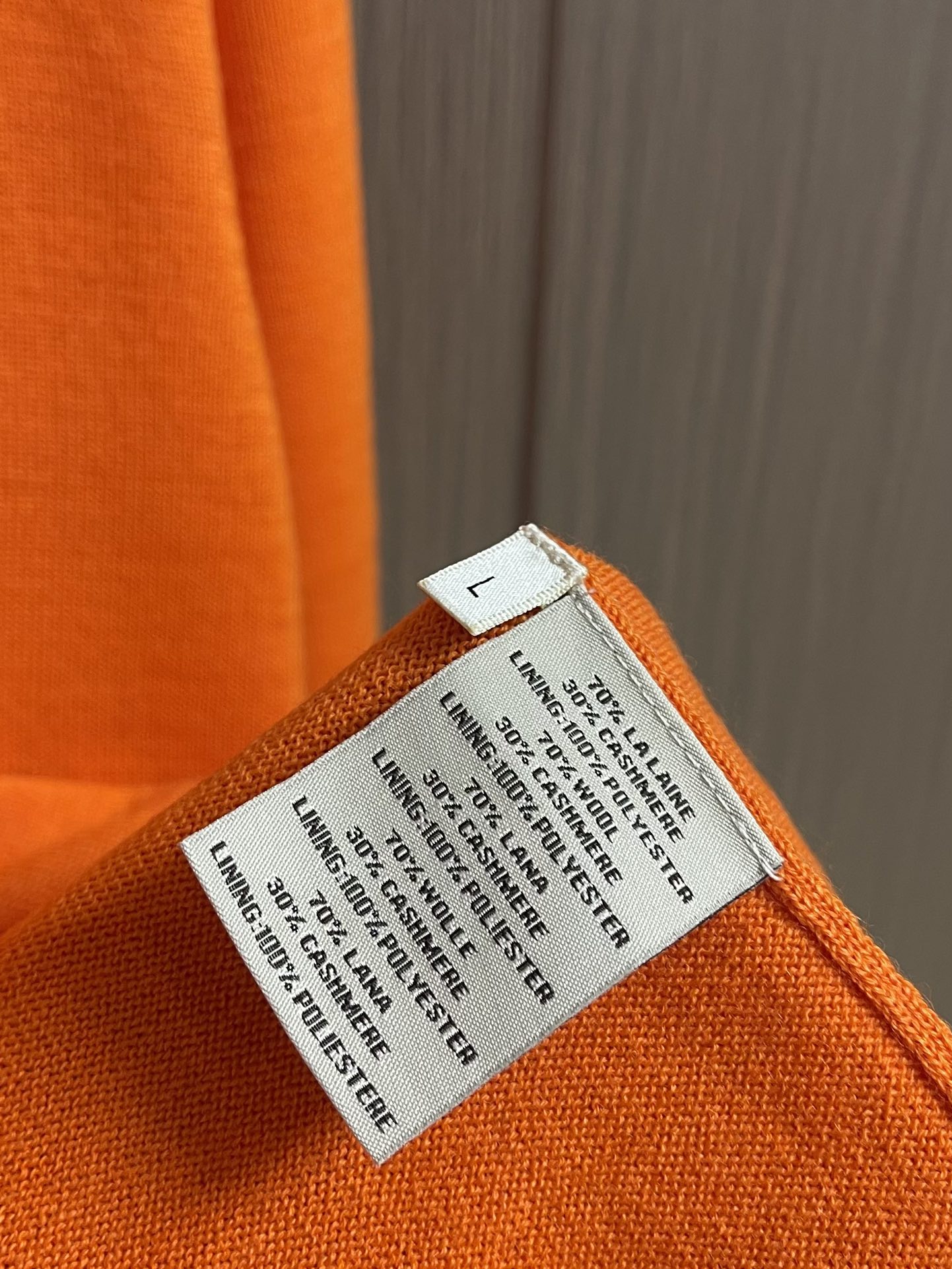 Hermes 2025SS秋冬新款圆领针织毛衣。毛织手感柔软舒适，可直接接触皮肤穿着。领口袖子订织罗纹，