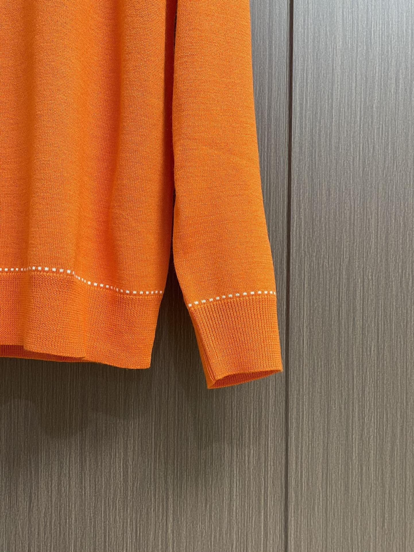 Hermes 2025SS秋冬新款圆领针织毛衣。毛织手感柔软舒适，可直接接触皮肤穿着。领口袖子订织罗纹，