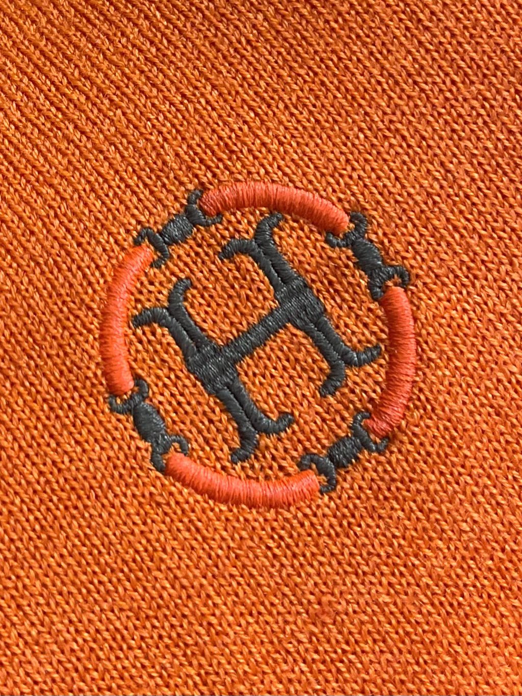 Hermes 2025SS秋冬新款圆领针织毛衣。毛织手感柔软舒适，可直接接触皮肤穿着。领口袖子订织罗纹，