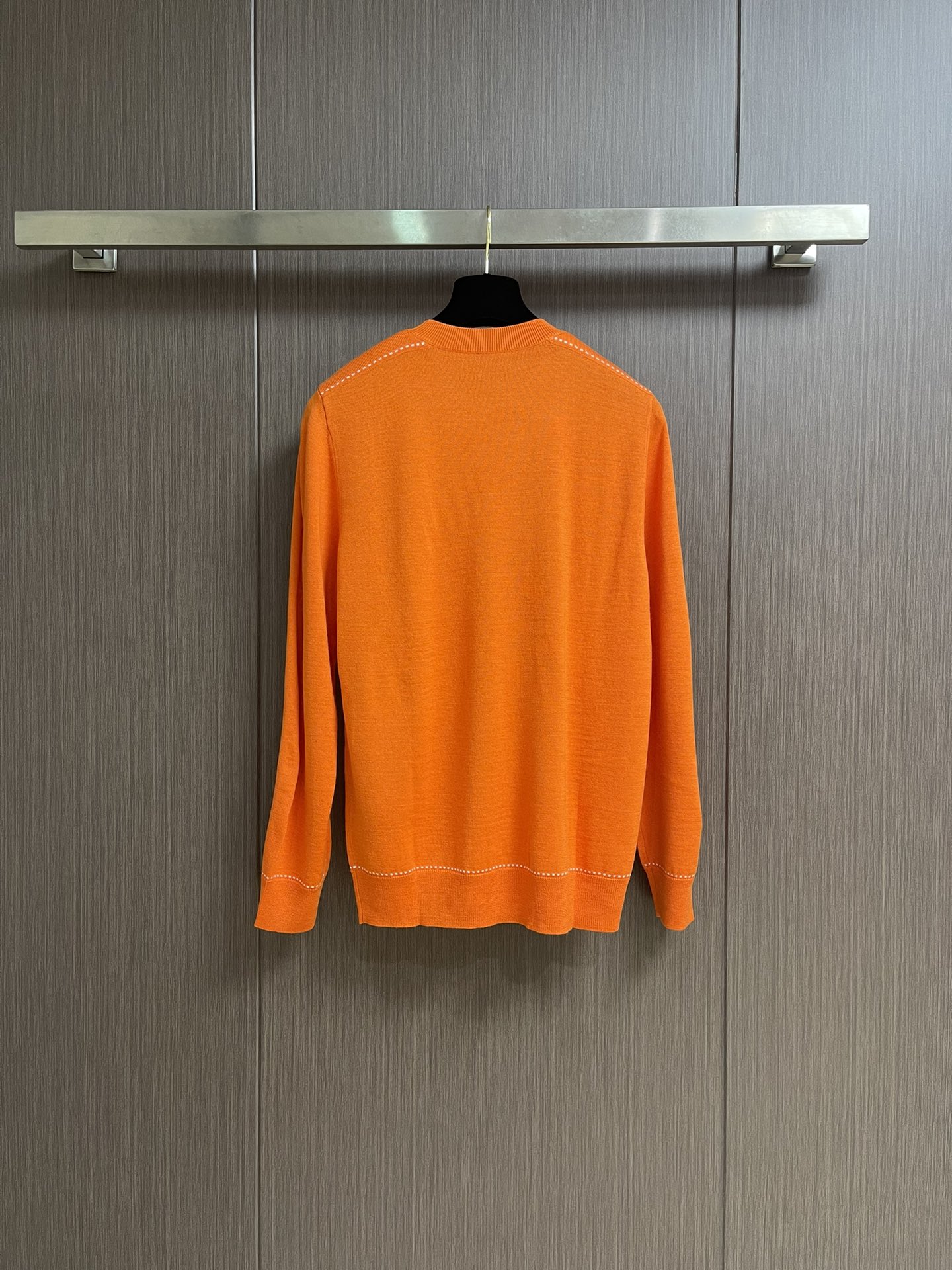 Hermes 2025SS秋冬新款圆领针织毛衣。毛织手感柔软舒适，可直接接触皮肤穿着。领口袖子订织罗纹，