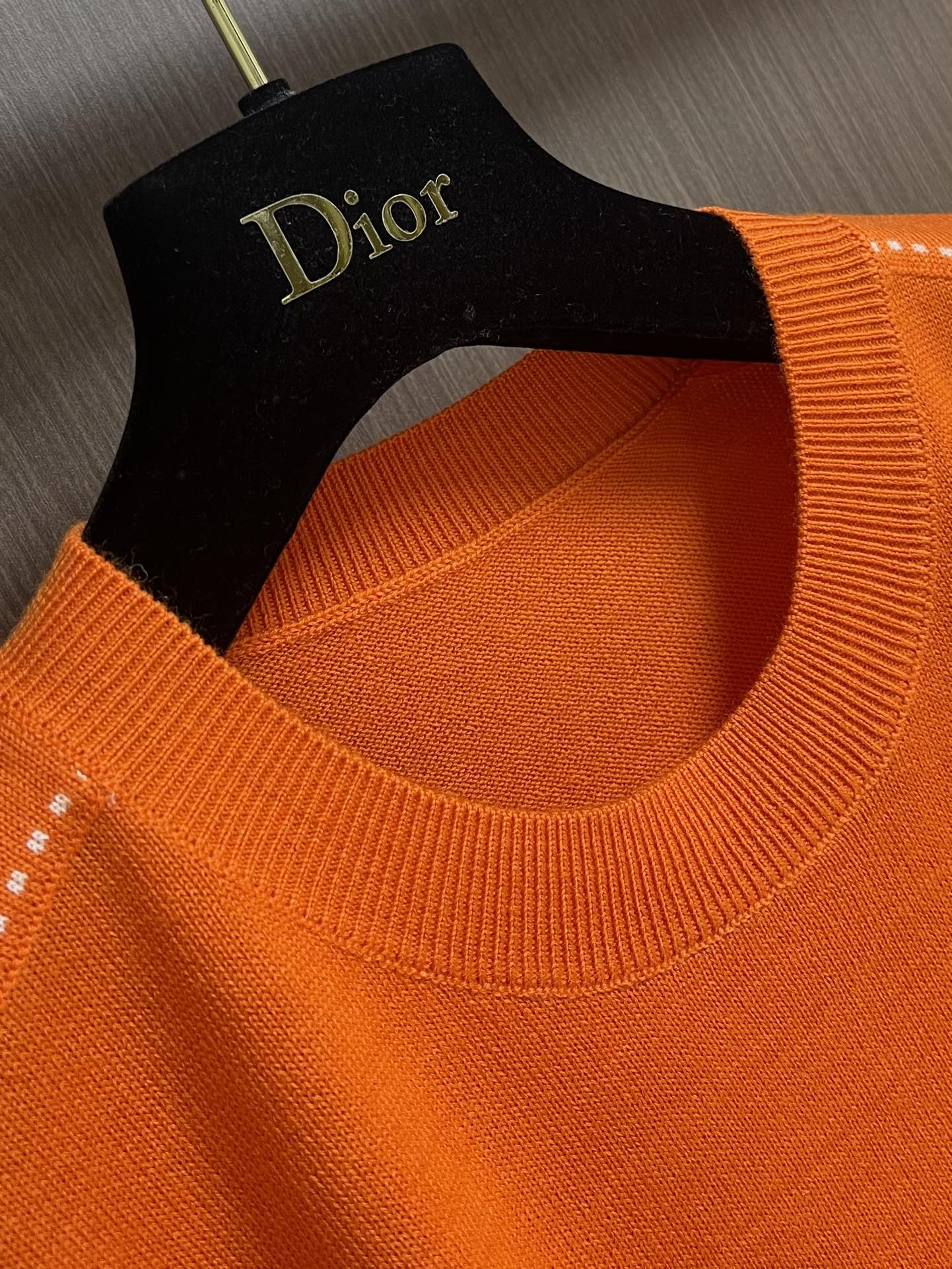 Hermes 2025SS秋冬新款圆领针织毛衣。毛织手感柔软舒适，可直接接触皮肤穿着。领口袖子订织罗纹，