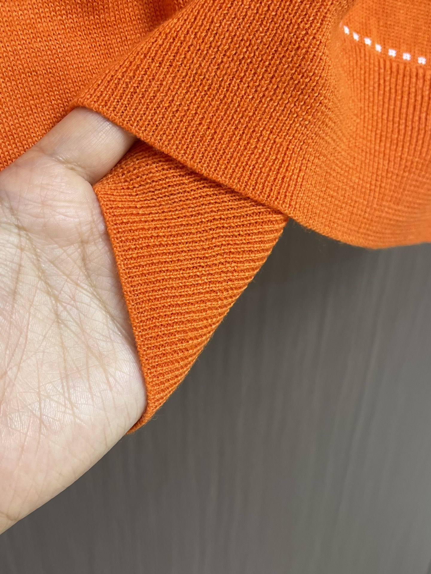 Hermes 2025SS秋冬新款圆领针织毛衣。毛织手感柔软舒适，可直接接触皮肤穿着。领口袖子订织罗纹，