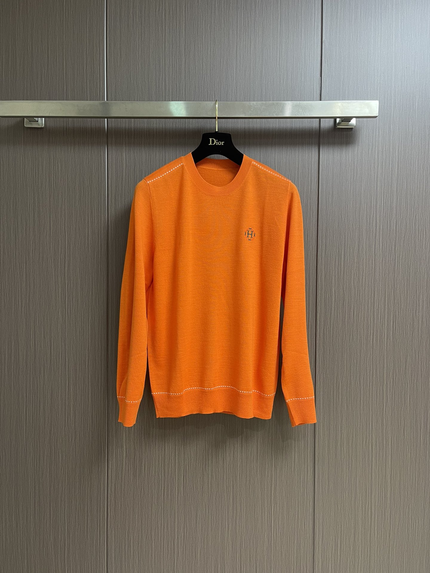 NO:537651,Hermes 2025SS autumn and winter new round-neck knitted sweater. The wool feels soft and comfortable, and can be worn directly with the skin. The collar sleeves are tarted ribbed, Hermes orange is low-key outlining the brand logo H, a must-have for warm men, simple and casual styles create a fashionable item that combines casual and personalized, with a great effect on the upper body!  Size M-3XL M size shoulder width 38 bust 100 Clothes length 65 L size shoulder width 39 bust 104 Clothes length 66 XL size shoulder width 40 bust 108 Clothes length 68 2XL shoulder width 42 Bust 112 Clothes length 70 3XL shoulder width 44 Bust 116 Clothes length 72, hermes, hermes, sweaters, alexander wang19860909Hermes 2025SS秋冬新款圆领针织毛衣.毛织手感柔软舒适,可直接接触皮肤穿着.领口袖子订织罗纹,爱马仕橙低调勾勒品牌标识H,暖男必备,简约休闲款式打造休闲与个性兼备的时髦单品,上身效果超赞！尺码M-3XL M码肩宽38 胸围100 衣长65 L码肩宽39胸围104 衣长66 XL码肩宽40 胸围108 衣长68 2XL肩宽42 胸围112衣长70 3XL肩宽44 胸围116衣长72,,hermes,hermes,sweaters,alexander wang,Men's clothing