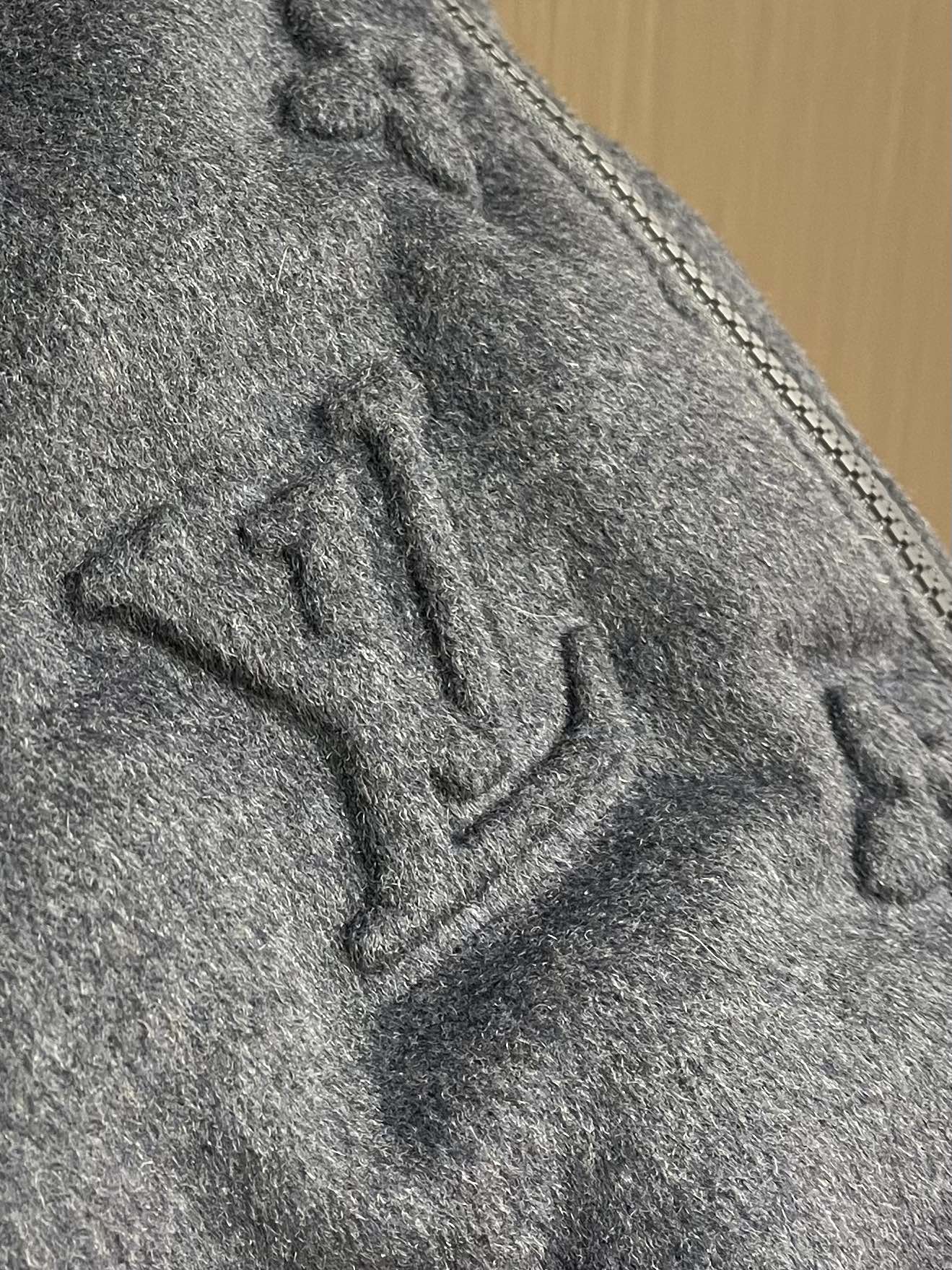 LV 老花浮雕压花羽绒服，面料本身含大量山羊绒，内里填充的是90白鸭绒，超级蓬松，工艺难的一笔，不同材质