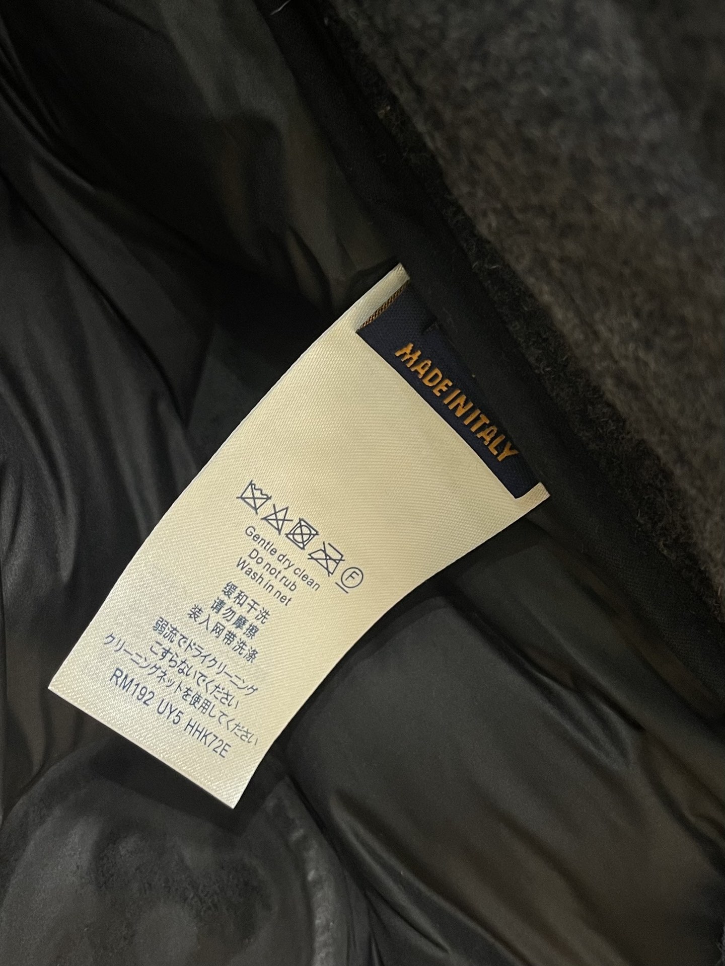 LV 老花浮雕压花羽绒服，面料本身含大量山羊绒，内里填充的是90白鸭绒，超级蓬松，工艺难的一笔，不同材质