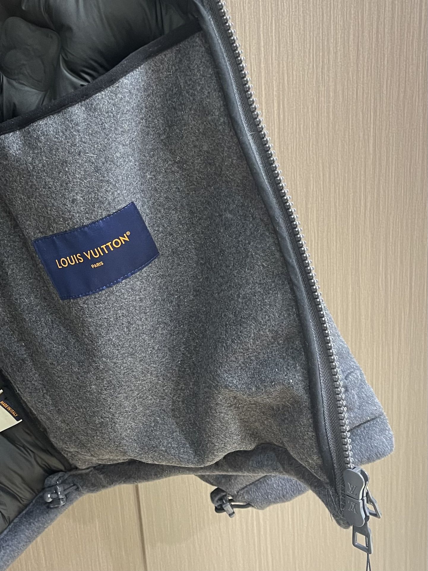 LV 老花浮雕压花羽绒服，面料本身含大量山羊绒，内里填充的是90白鸭绒，超级蓬松，工艺难的一笔，不同材质