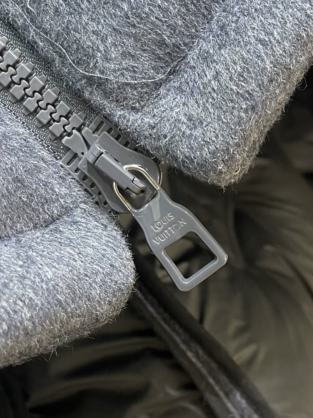 LV 老花浮雕压花羽绒服，面料本身含大量山羊绒，内里填充的是90白鸭绒，超级蓬松，工艺难的一笔，不同材质