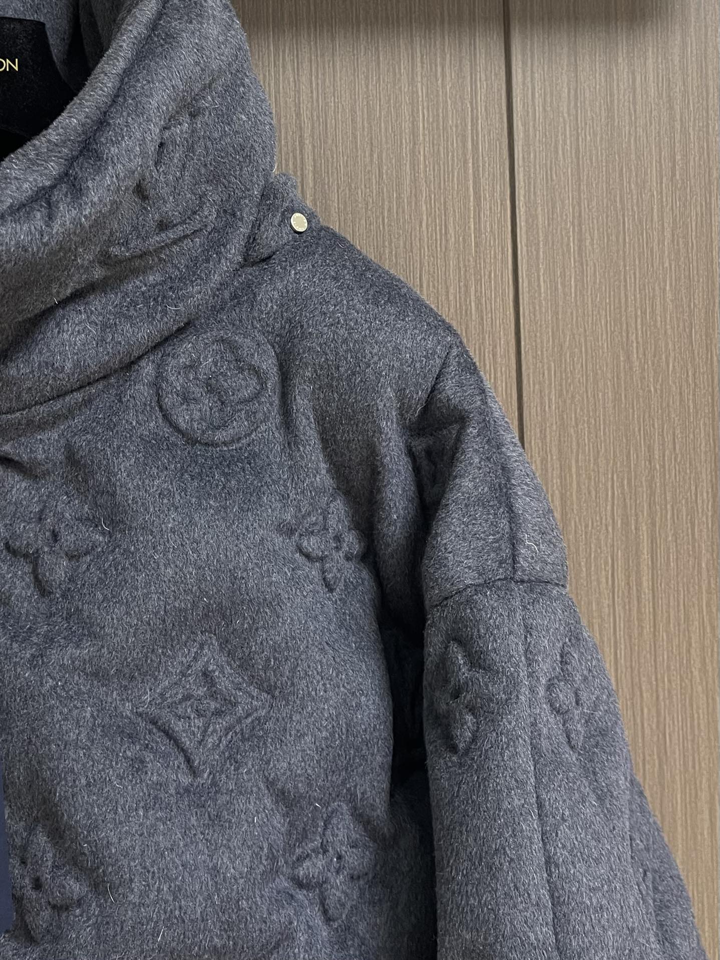 LV 老花浮雕压花羽绒服，面料本身含大量山羊绒，内里填充的是90白鸭绒，超级蓬松，工艺难的一笔，不同材质