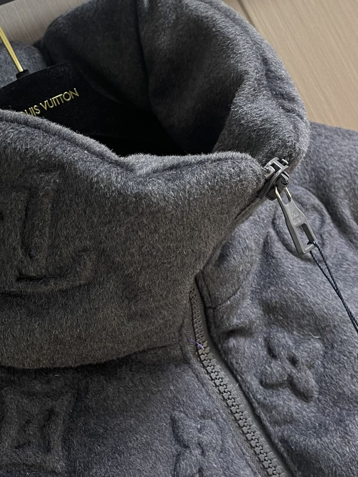 LV 老花浮雕压花羽绒服，面料本身含大量山羊绒，内里填充的是90白鸭绒，超级蓬松，工艺难的一笔，不同材质