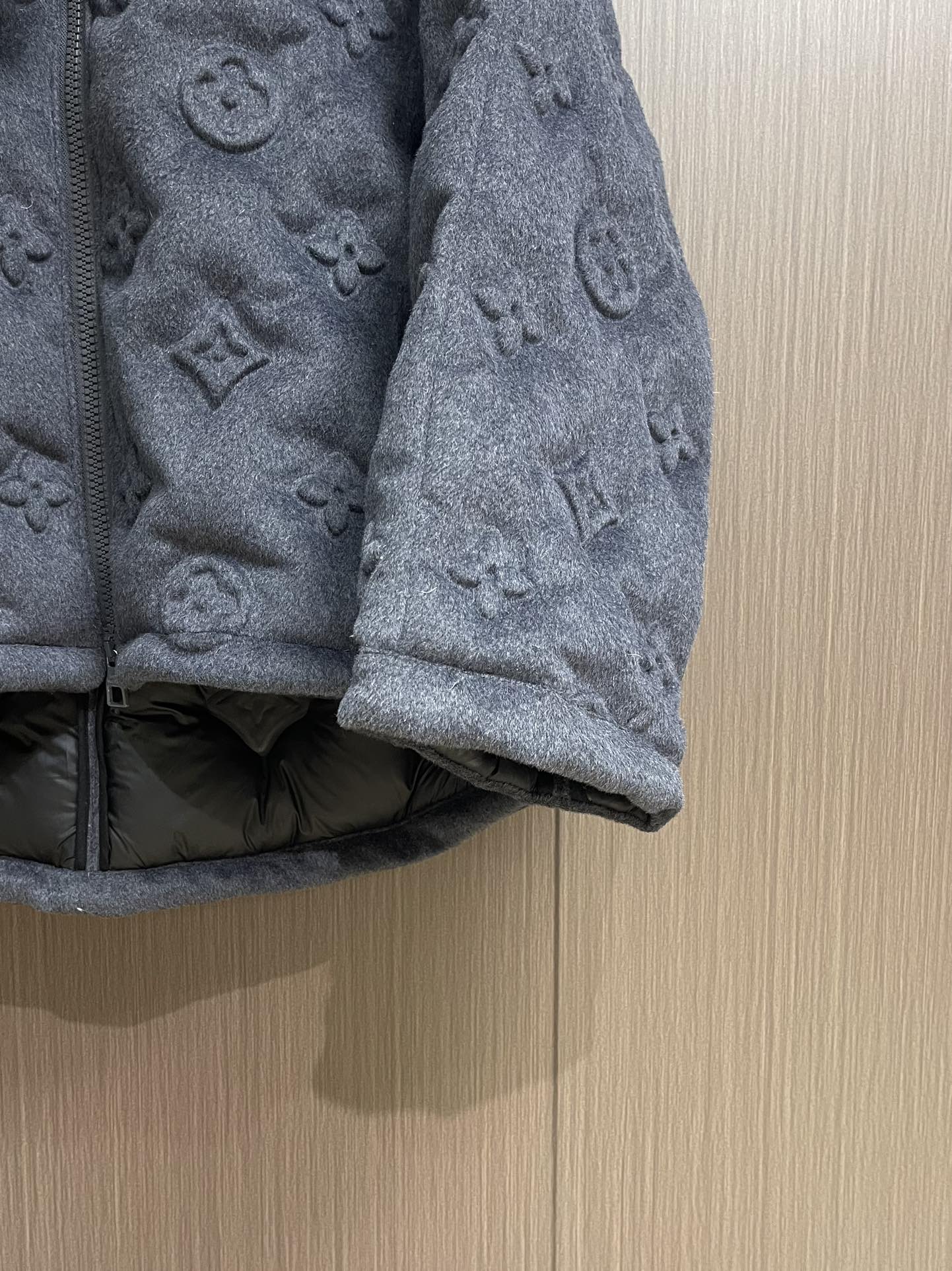 LV 老花浮雕压花羽绒服，面料本身含大量山羊绒，内里填充的是90白鸭绒，超级蓬松，工艺难的一笔，不同材质