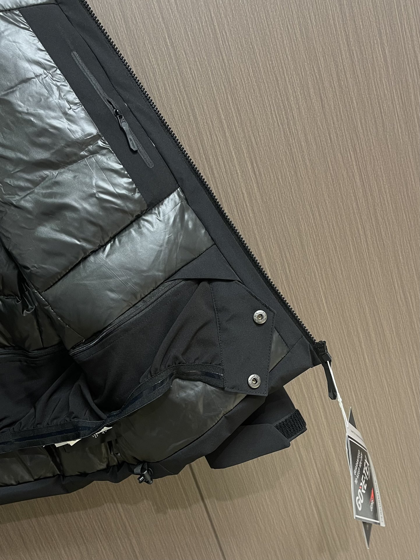 Arcteryx 始祖鸟硬壳连帽防风羽绒服连帽外套，采用定制五金辅料，立体刺绣logo，最新科技面料，防