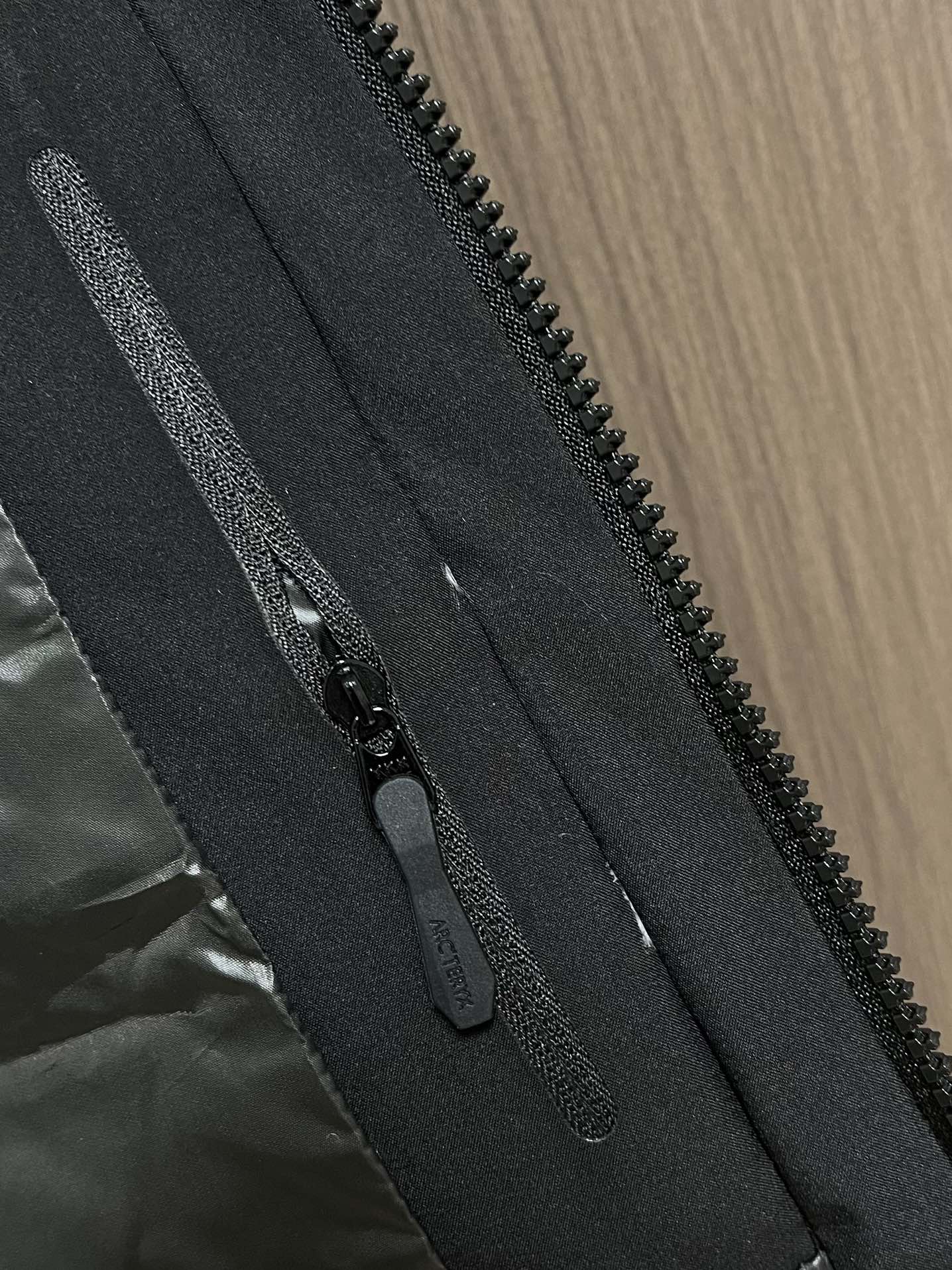 Arcteryx 始祖鸟硬壳连帽防风羽绒服连帽外套，采用定制五金辅料，立体刺绣logo，最新科技面料，防