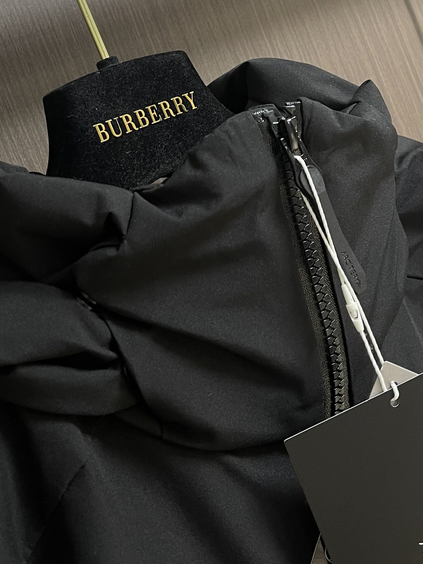 Arcteryx 始祖鸟硬壳连帽防风羽绒服连帽外套，采用定制五金辅料，立体刺绣logo，最新科技面料，防