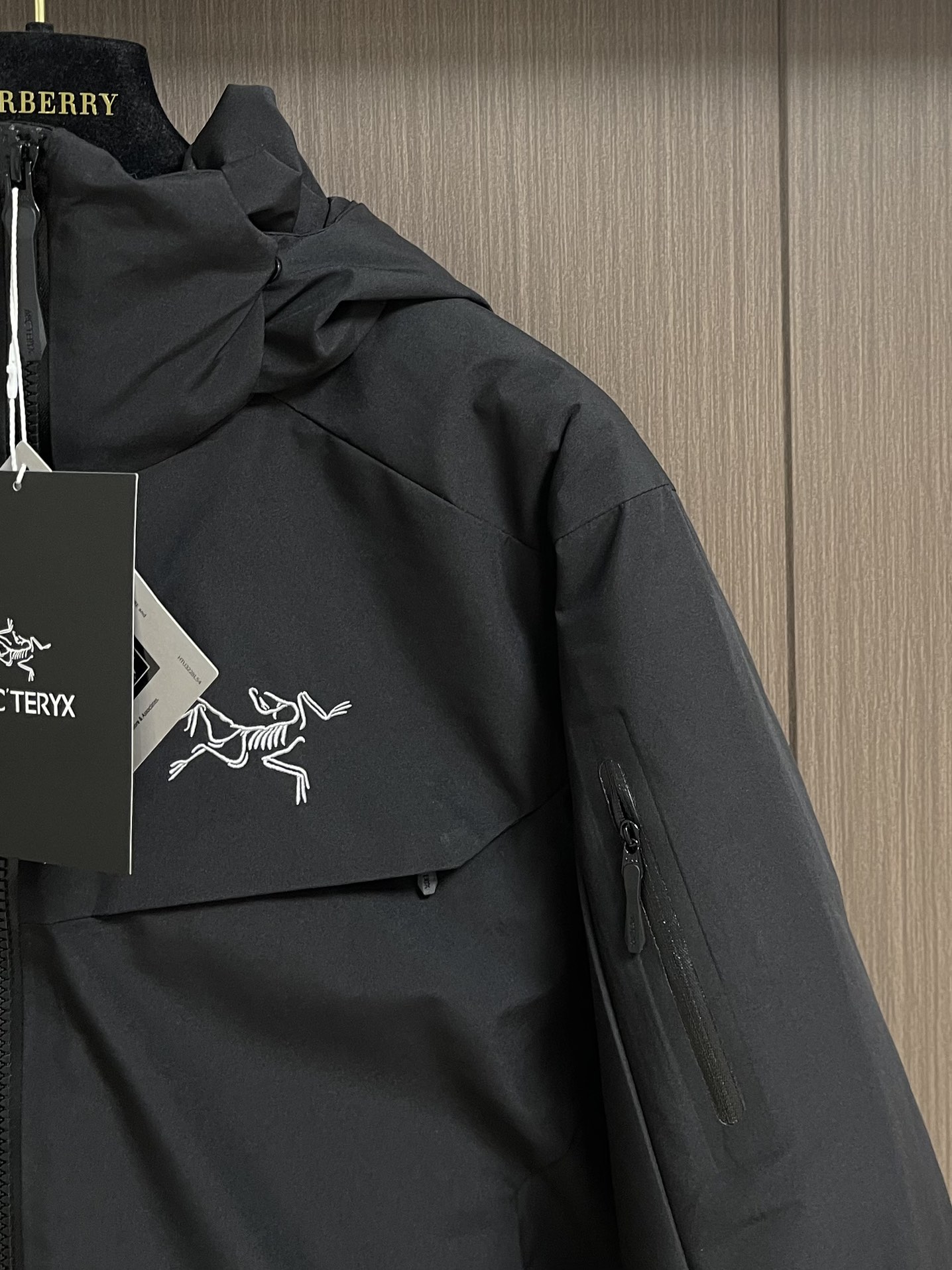 Arcteryx 始祖鸟硬壳连帽防风羽绒服连帽外套，采用定制五金辅料，立体刺绣logo，最新科技面料，防