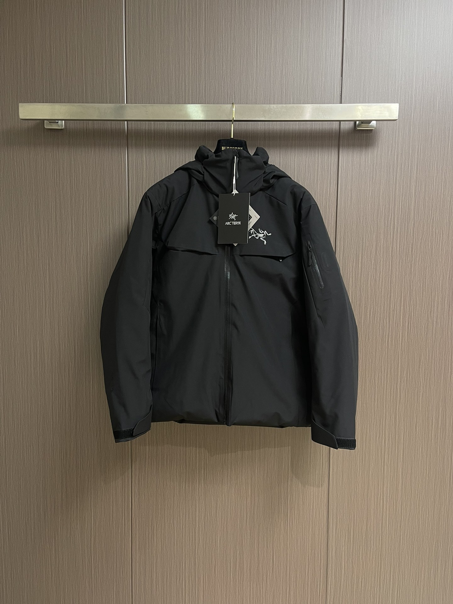 Arcteryx 始祖鸟硬壳连帽防风羽绒服连帽外套，采用定制五金辅料，立体刺绣logo，最新科技面料，防
