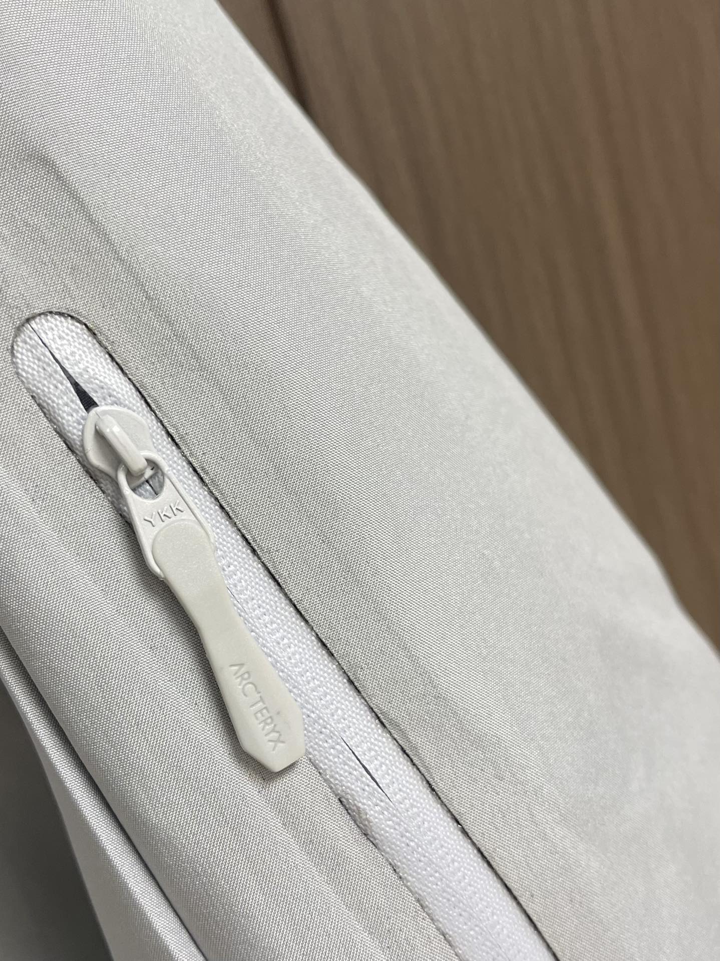 Arcteryx 始祖鸟硬壳连帽防风羽绒服连帽外套，采用定制五金辅料，立体刺绣logo，最新科技面料，防